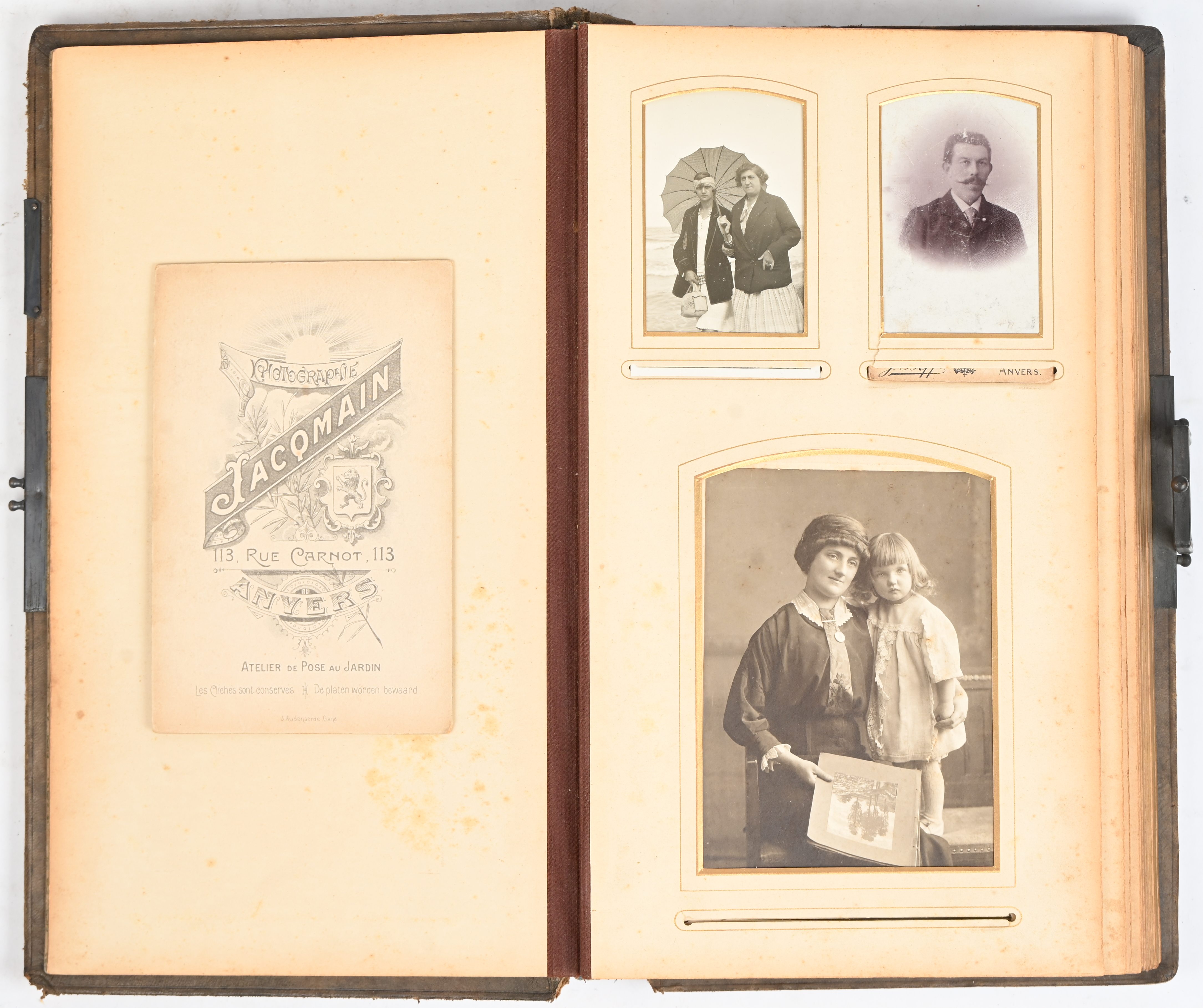 Een antiek fotoalbum, circa 1900, met foto’s van weleer Een antiek fotoalbum, circa 1900, met foto’s van weleer.