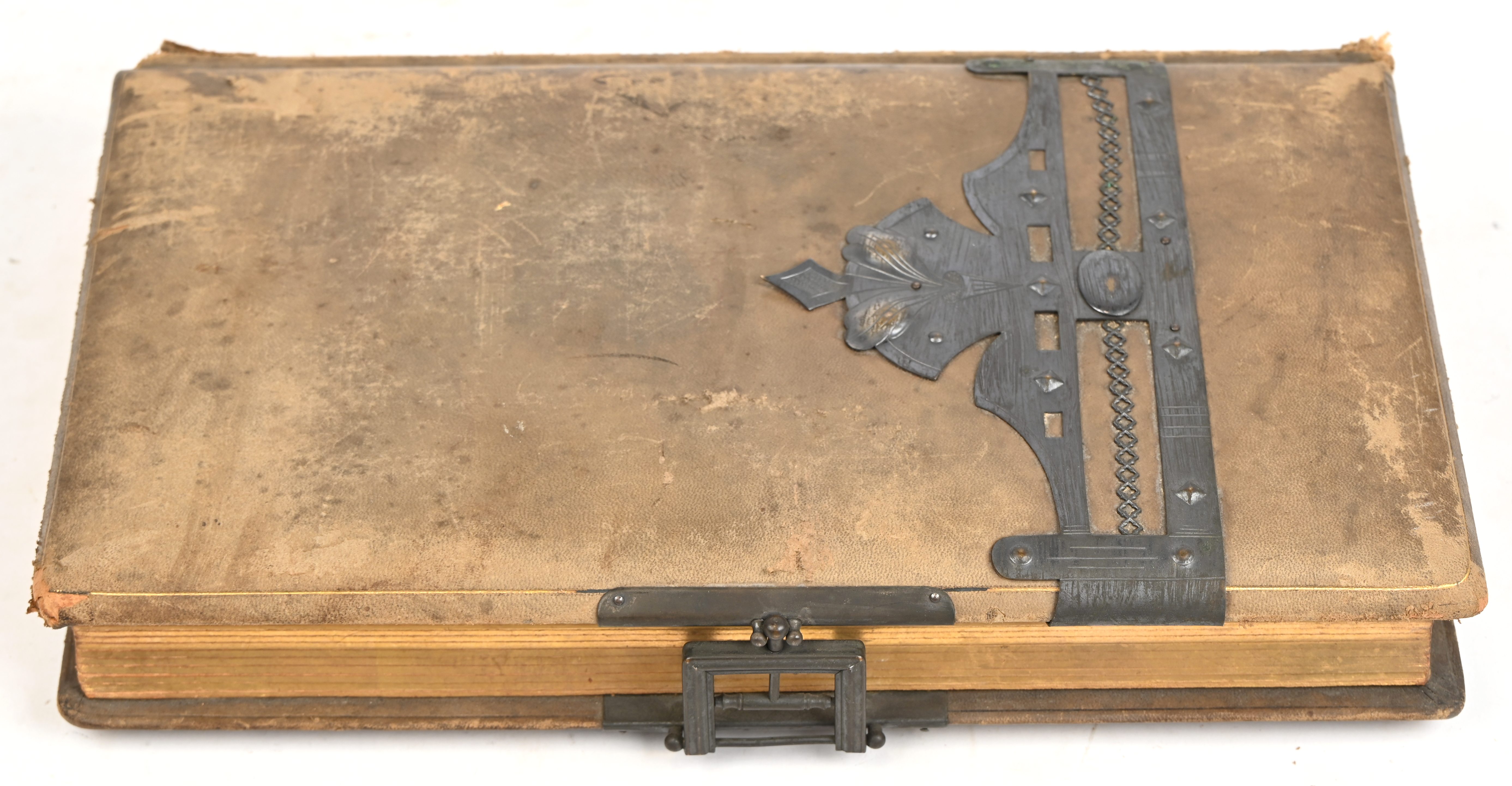 Een antiek fotoalbum, circa 1900, met foto’s van weleer Een antiek fotoalbum, circa 1900, met foto’s van weleer.
