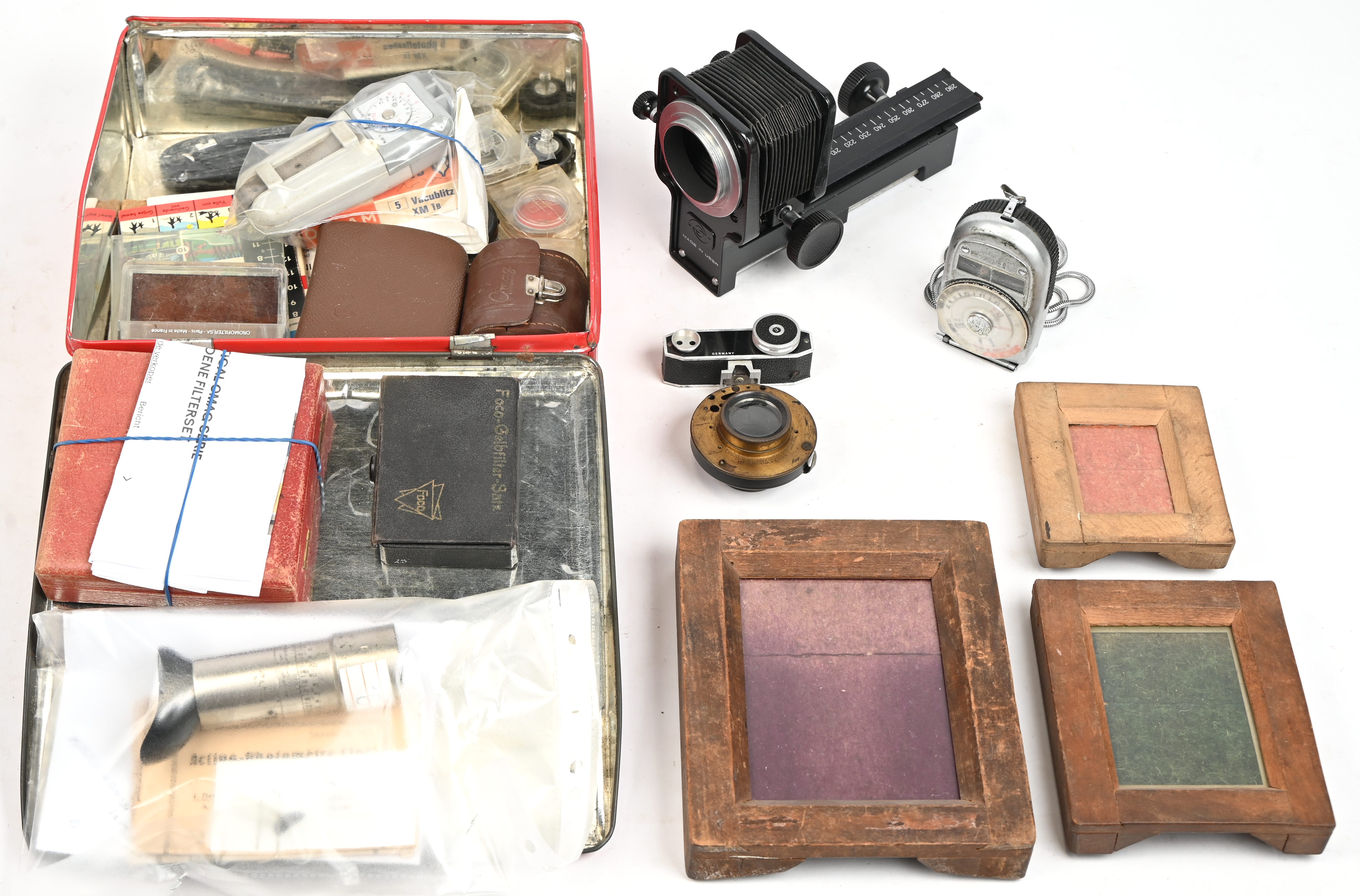 Een lot fotografie gerelateerd materiaal: lochtmeters, filters, belichtingstabellen en andere Een lot fotografie gerelateerd materiaal: lochtmeters, filters, belichtingstabellen en andere.