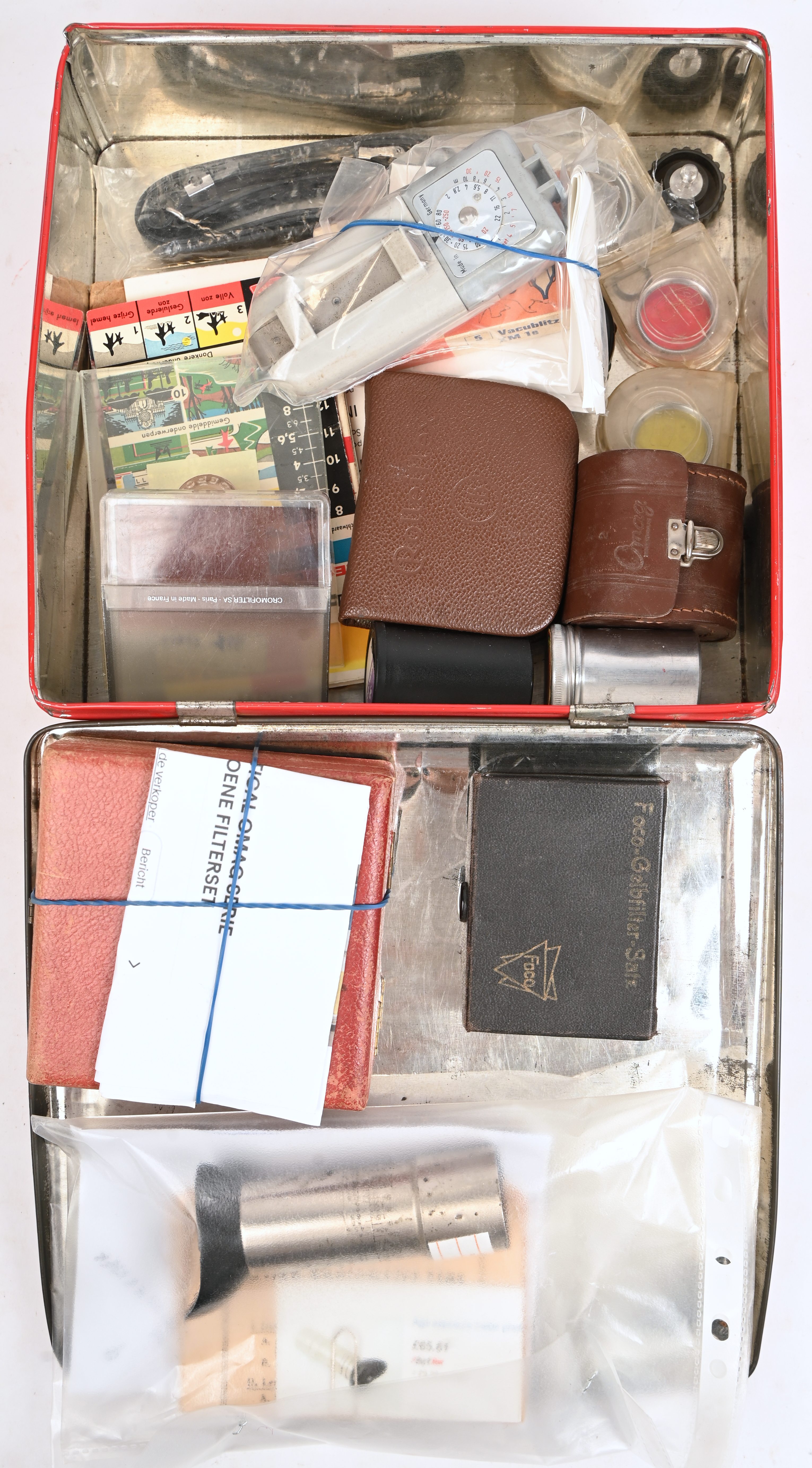 Een lot fotografie gerelateerd materiaal: lochtmeters, filters, belichtingstabellen en andere Een lot fotografie gerelateerd materiaal: lochtmeters, filters, belichtingstabellen en andere.