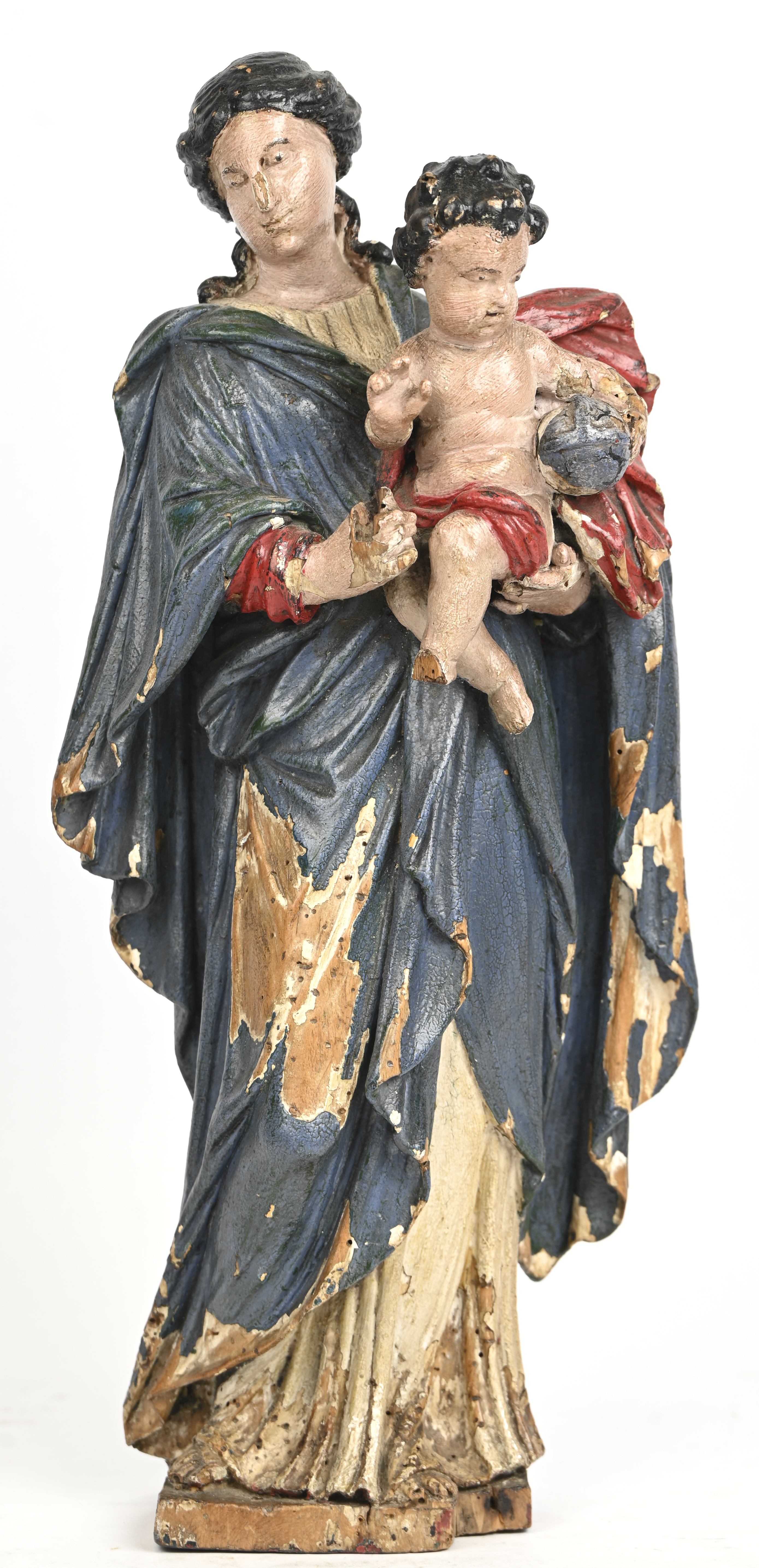 ‘Madonna met kind’, een polychroom houten beeld. Medio 1800, één voetje manco ‘Madonna met kind’, een polychroom houten beeld. Medio 1800, één voetje manco.
