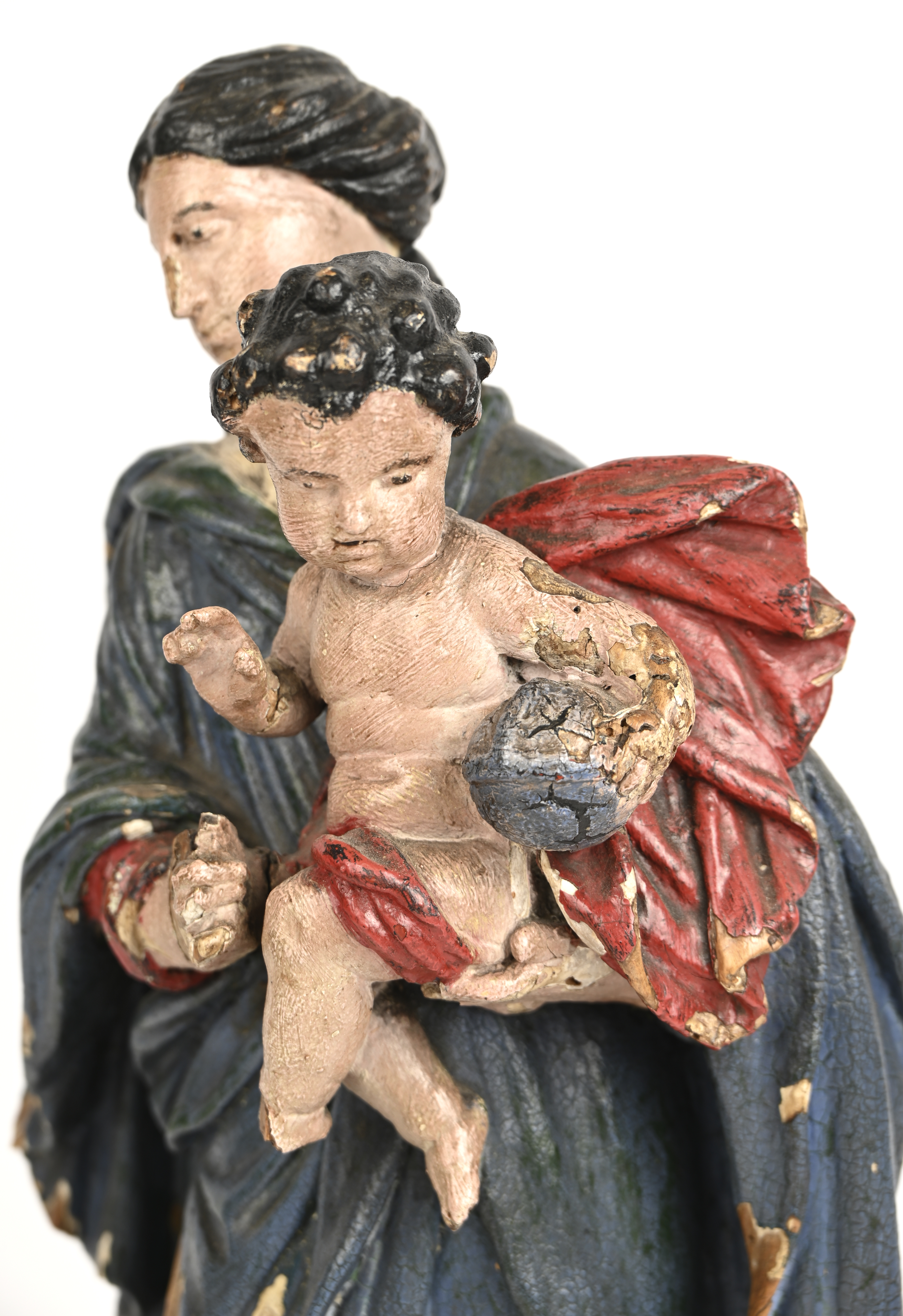 ‘Madonna met kind’, een polychroom houten beeld. Medio 1800, één voetje manco ‘Madonna met kind’, een polychroom houten beeld. Medio 1800, één voetje manco.