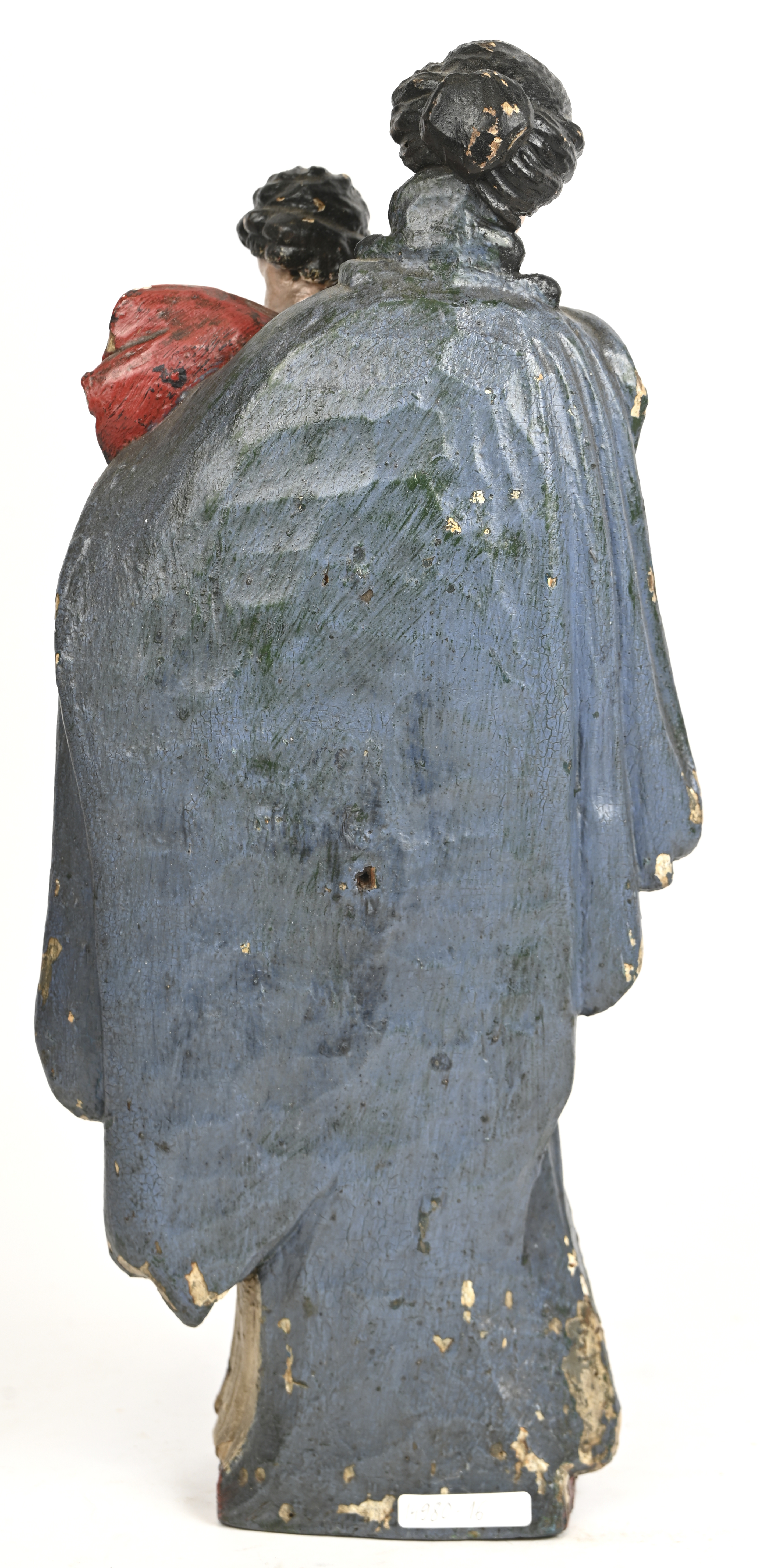 ‘Madonna met kind’, een polychroom houten beeld. Medio 1800, één voetje manco ‘Madonna met kind’, een polychroom houten beeld. Medio 1800, één voetje manco.