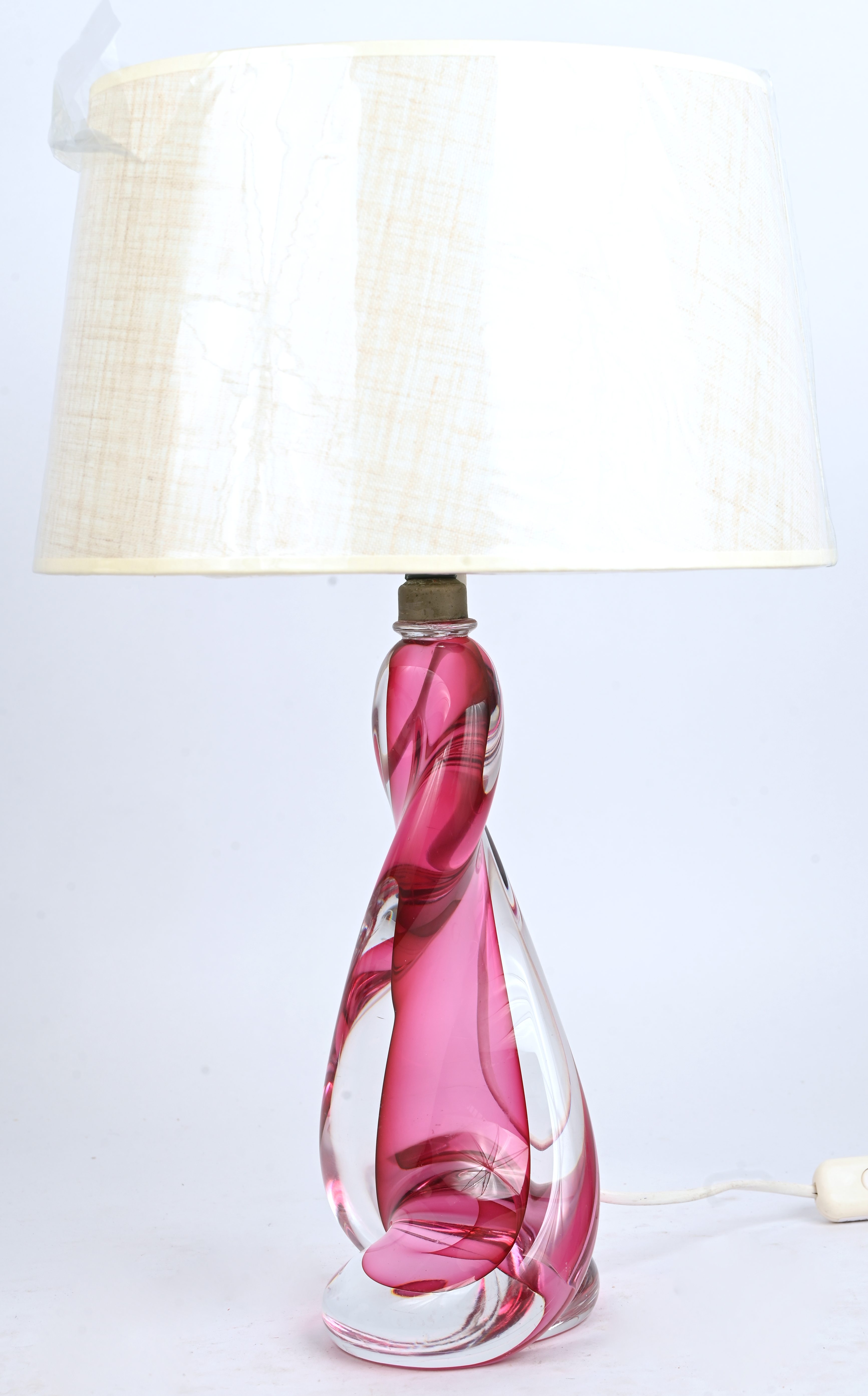 Een lampenvoet van VSL kristal. Roze in de massa gekleurd, getekend. Hoogte gemeten zonder de lampenkap Een lampenvoet van VSL kristal. Roze in de massa gekleurd, getekend. Hoogte gemeten zonder de lampenkap.