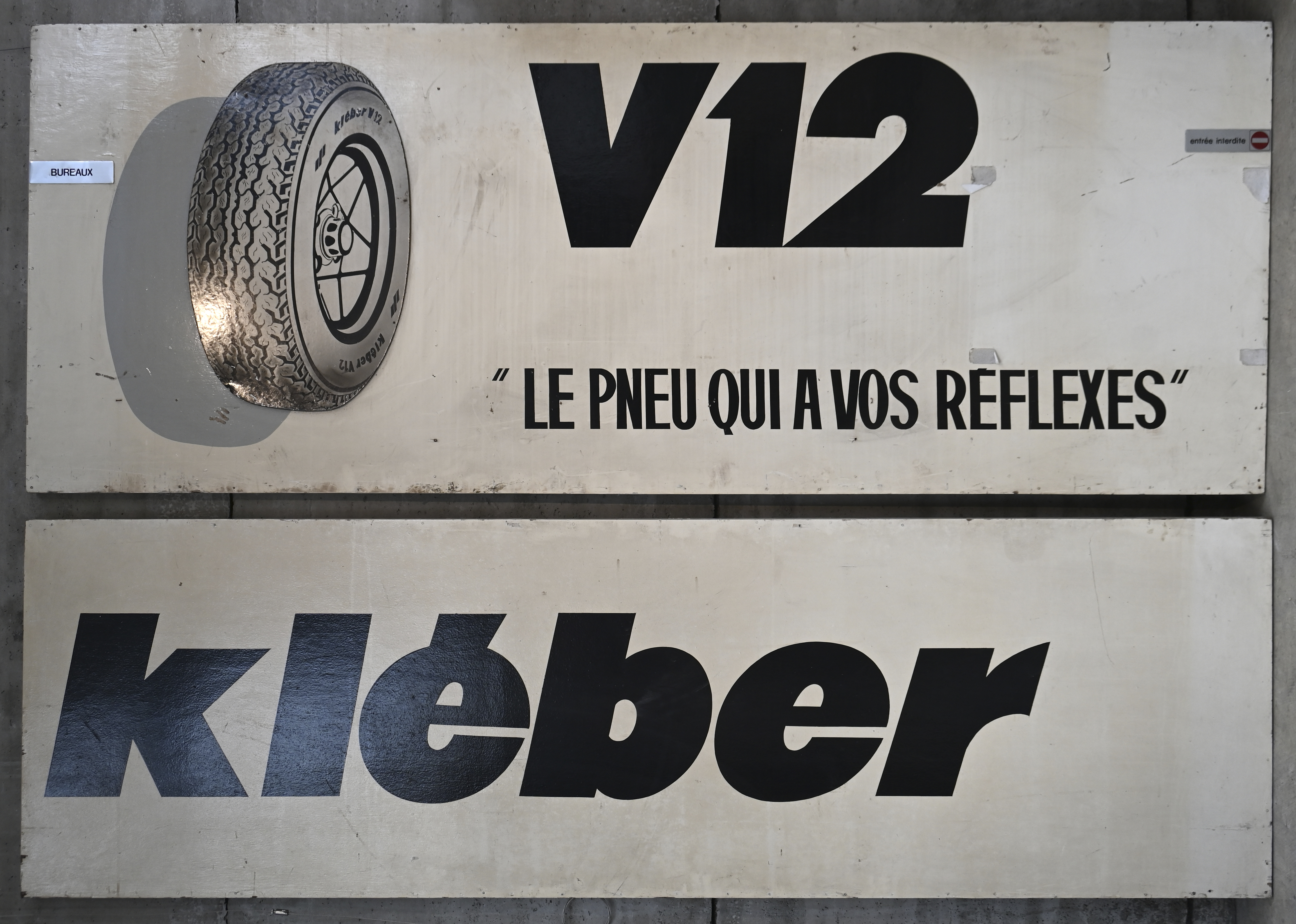 Een vintage houten reclamepaneel in 2 delen voor Kleber autobanden Een vintage houten reclamepaneel in 2 delen voor Kleber autobanden.