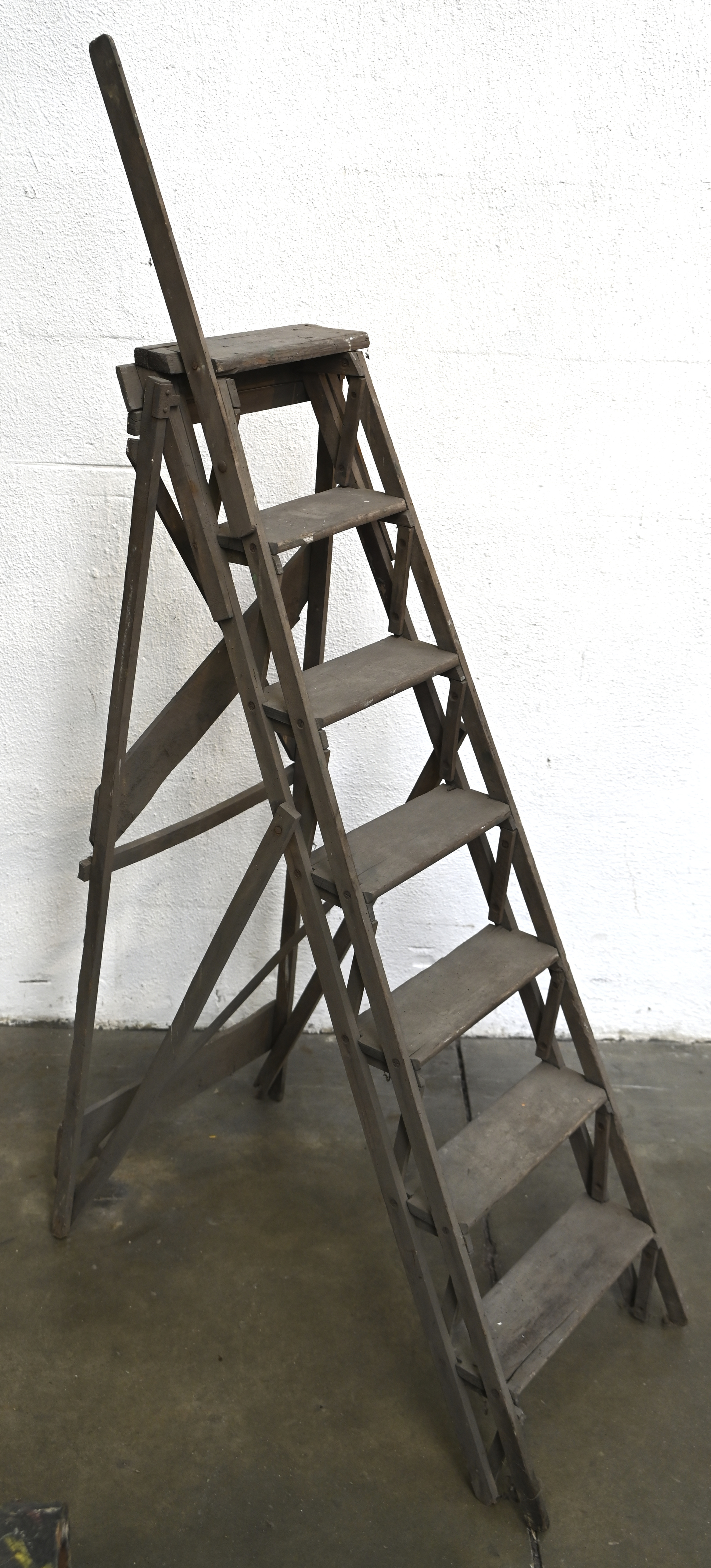 Een vintage opvouwbare houten ladder Een vintage opvouwbare houten ladder.
