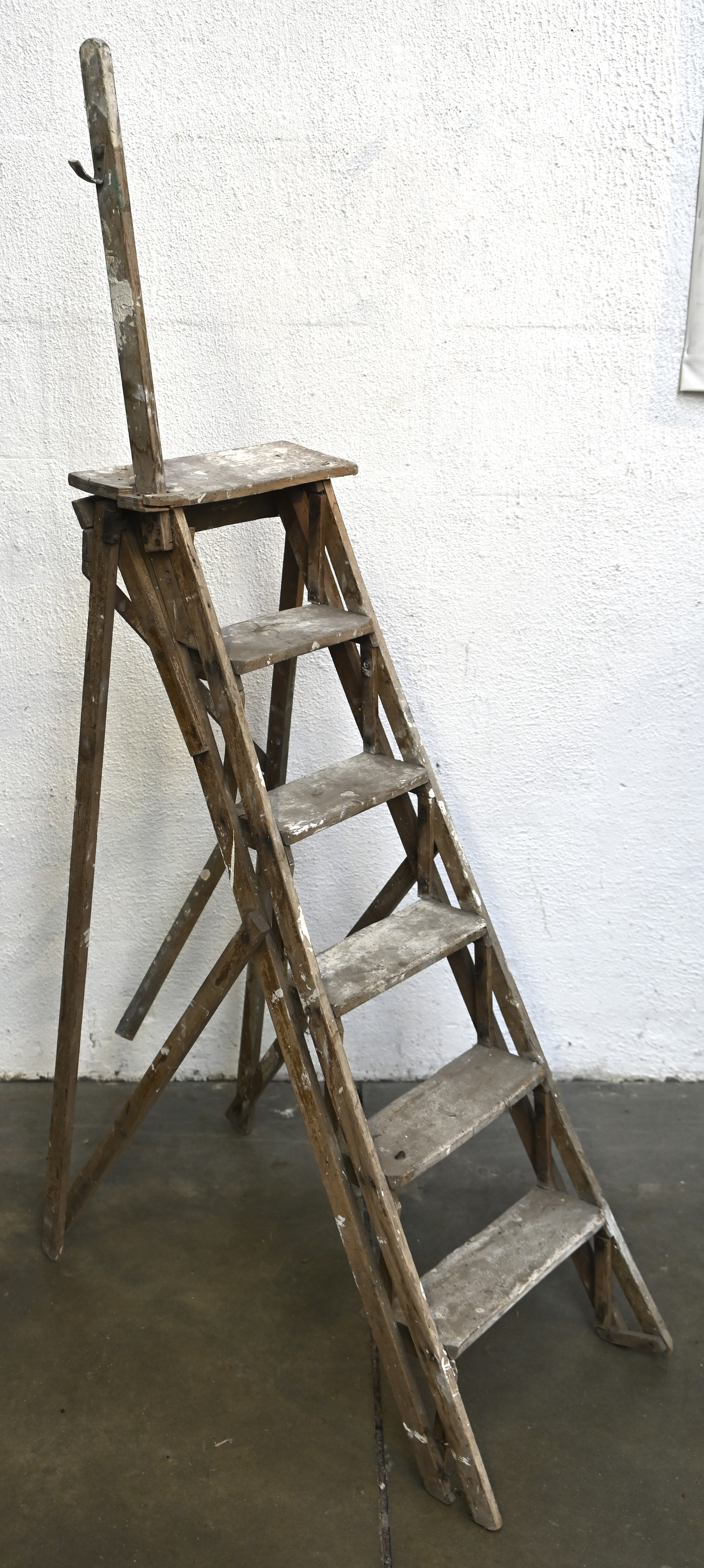 Een vintage opvouwbare houten ladder Een vintage opvouwbare houten ladder.