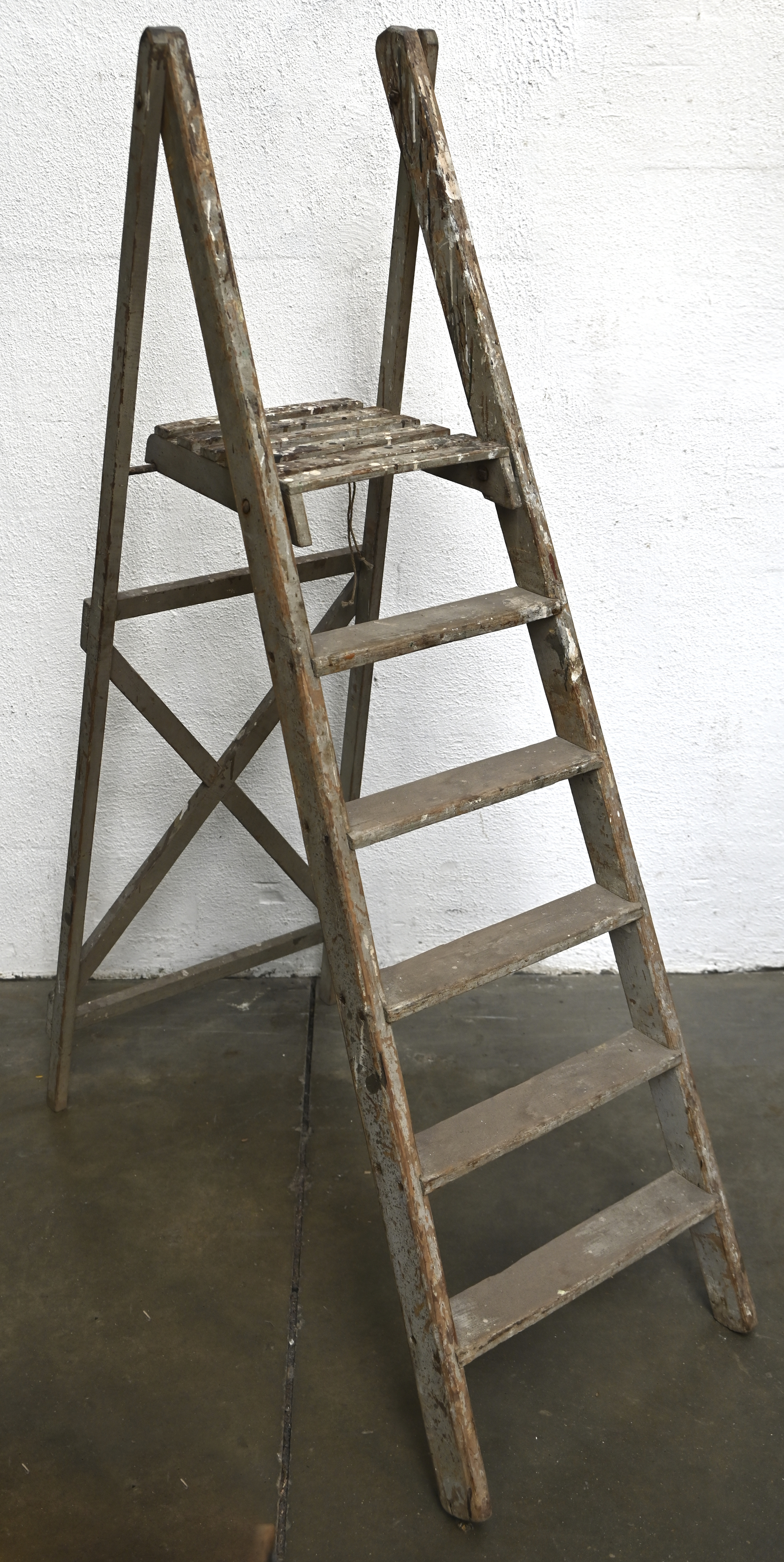 Een vintage opvouwbare houten ladder Een vintage opvouwbare houten ladder.