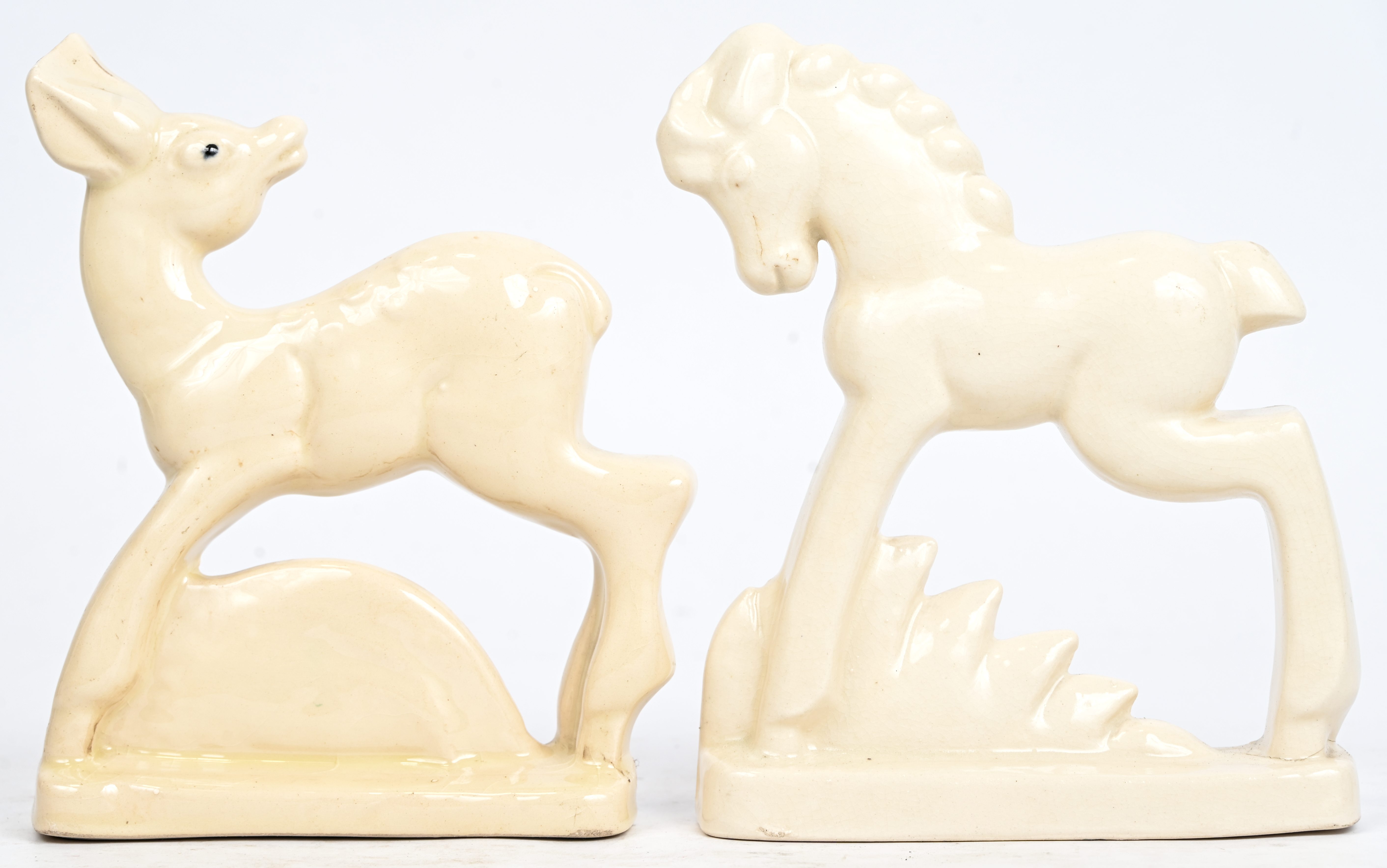 Twee art-deco keramische beeldjes, een paardje en een hertje. Niet gemerkt Twee art-deco keramische beeldjes, een paardje en een hertje. Niet gemerkt.