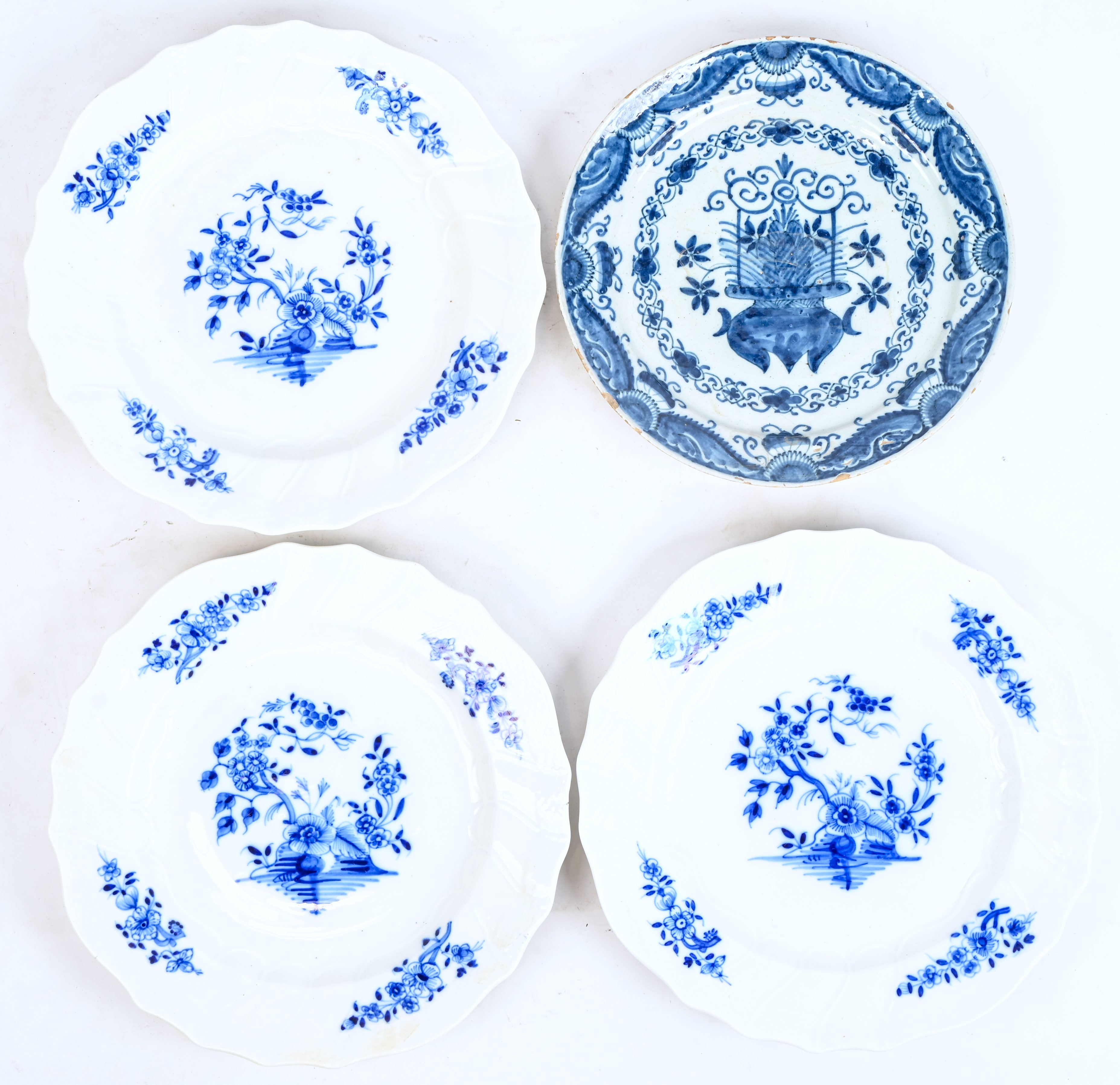 Vier oude porseleinen borden, 3 x porselaine de Tournai en 1 x 18e eeuws Delfts Vier oude porseleinen borden, 3 x porselaine de Tournai en 1 x 18e eeuws Delfts.