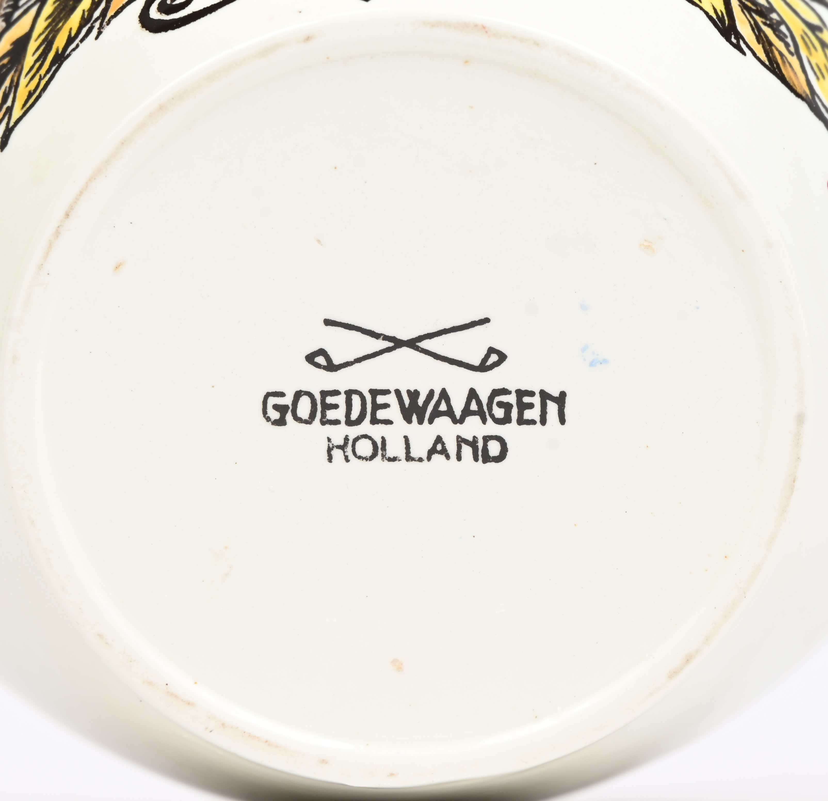 Een tabakspot van meerkleurig aardewerk. Gemerkt ‘Goedewaagen, Holland’ Een tabakspot van meerkleurig aardewerk. Gemerkt ‘Goedewaagen, Holland’.