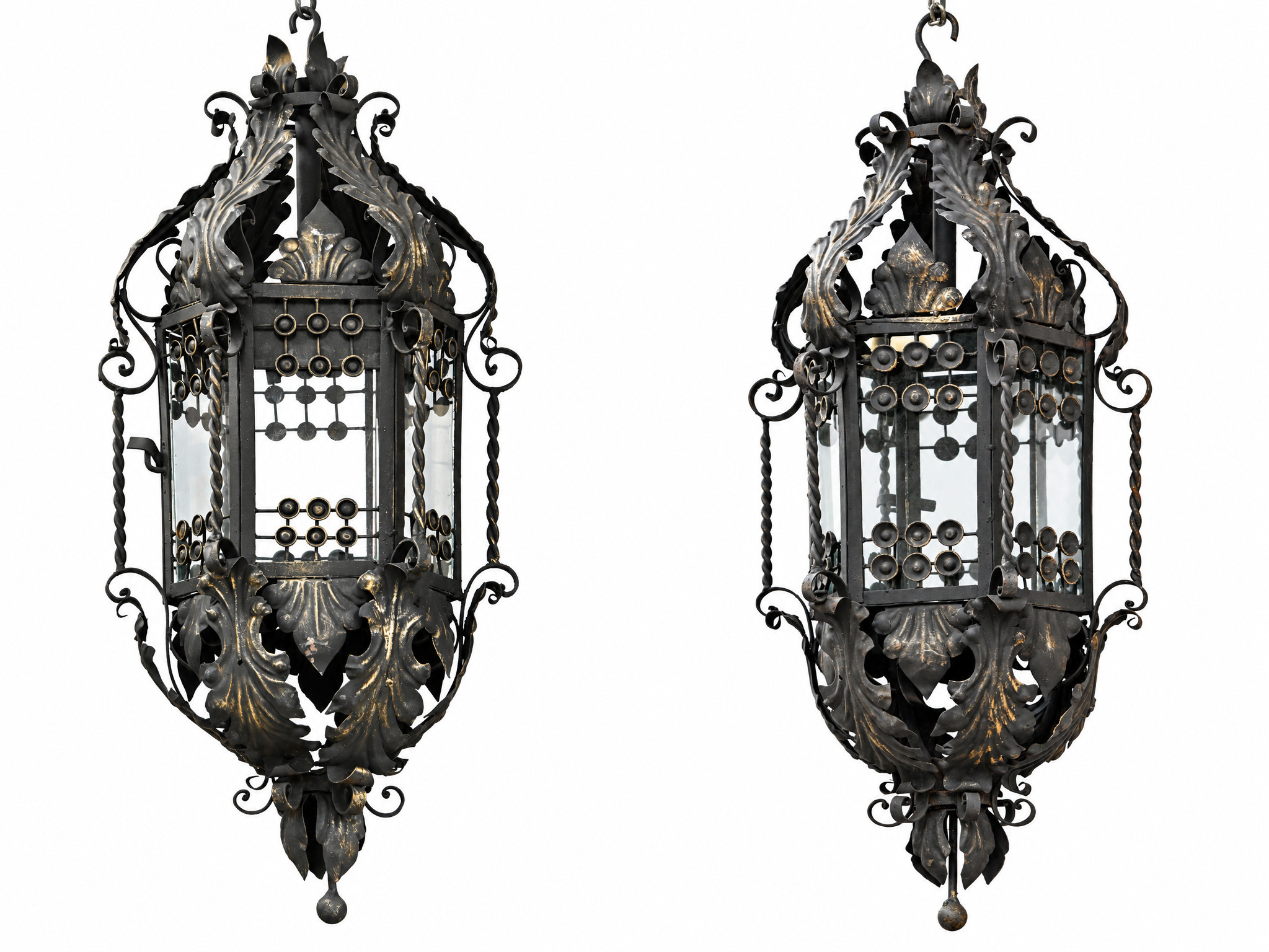 Een paar grote metalen lantaarens met glas en ijzeren wandbevestiging Een paar grote metalen lantaarens met glas en ijzeren wandbevestiging.