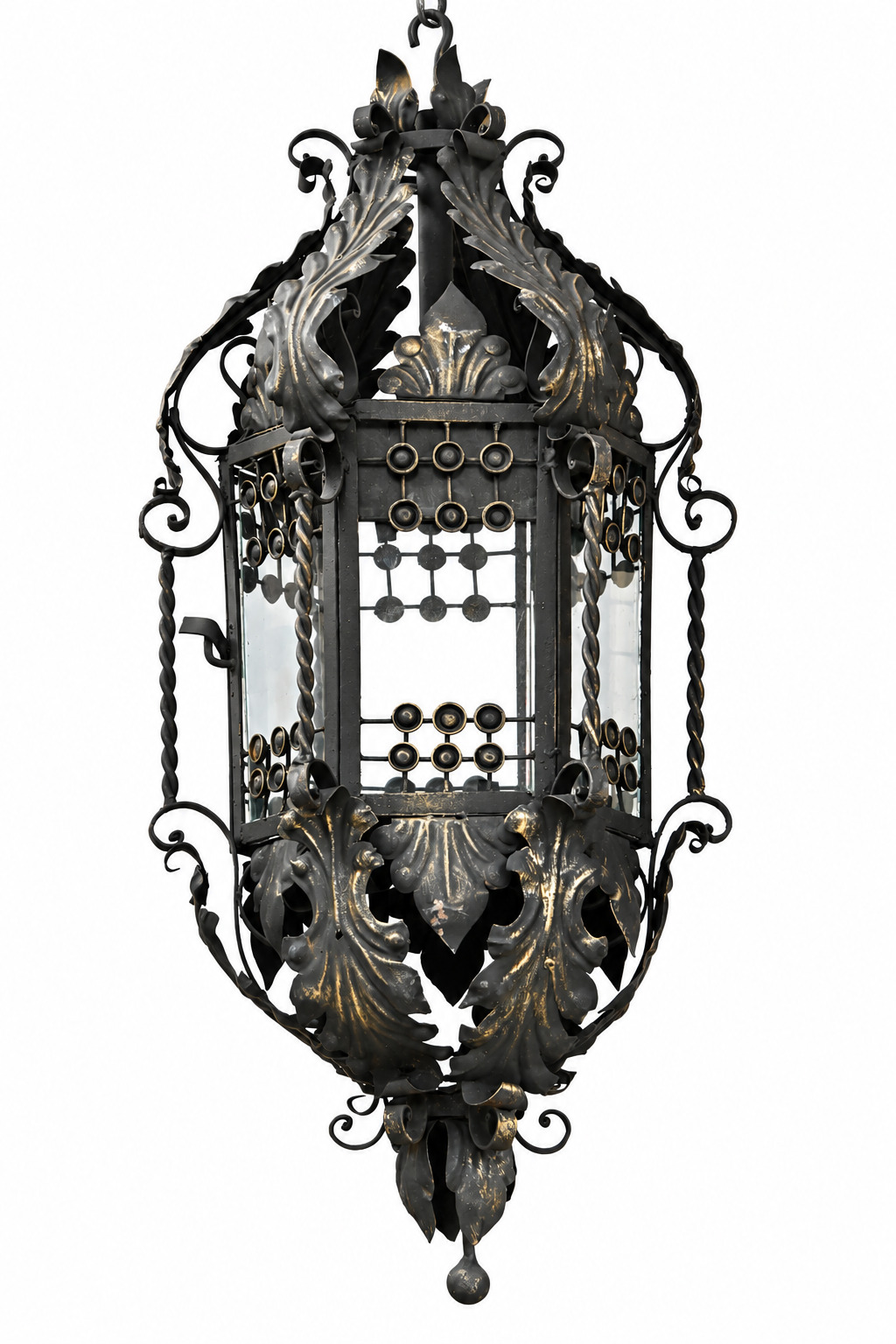 Een paar grote metalen lantaarens met glas en ijzeren wandbevestiging Een paar grote metalen lantaarens met glas en ijzeren wandbevestiging.