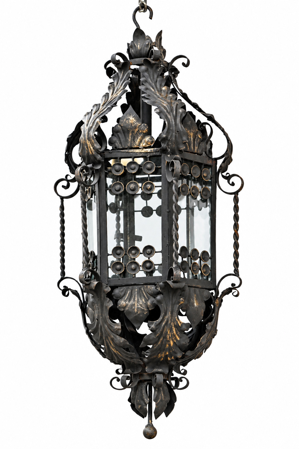 Een paar grote metalen lantaarens met glas en ijzeren wandbevestiging Een paar grote metalen lantaarens met glas en ijzeren wandbevestiging.