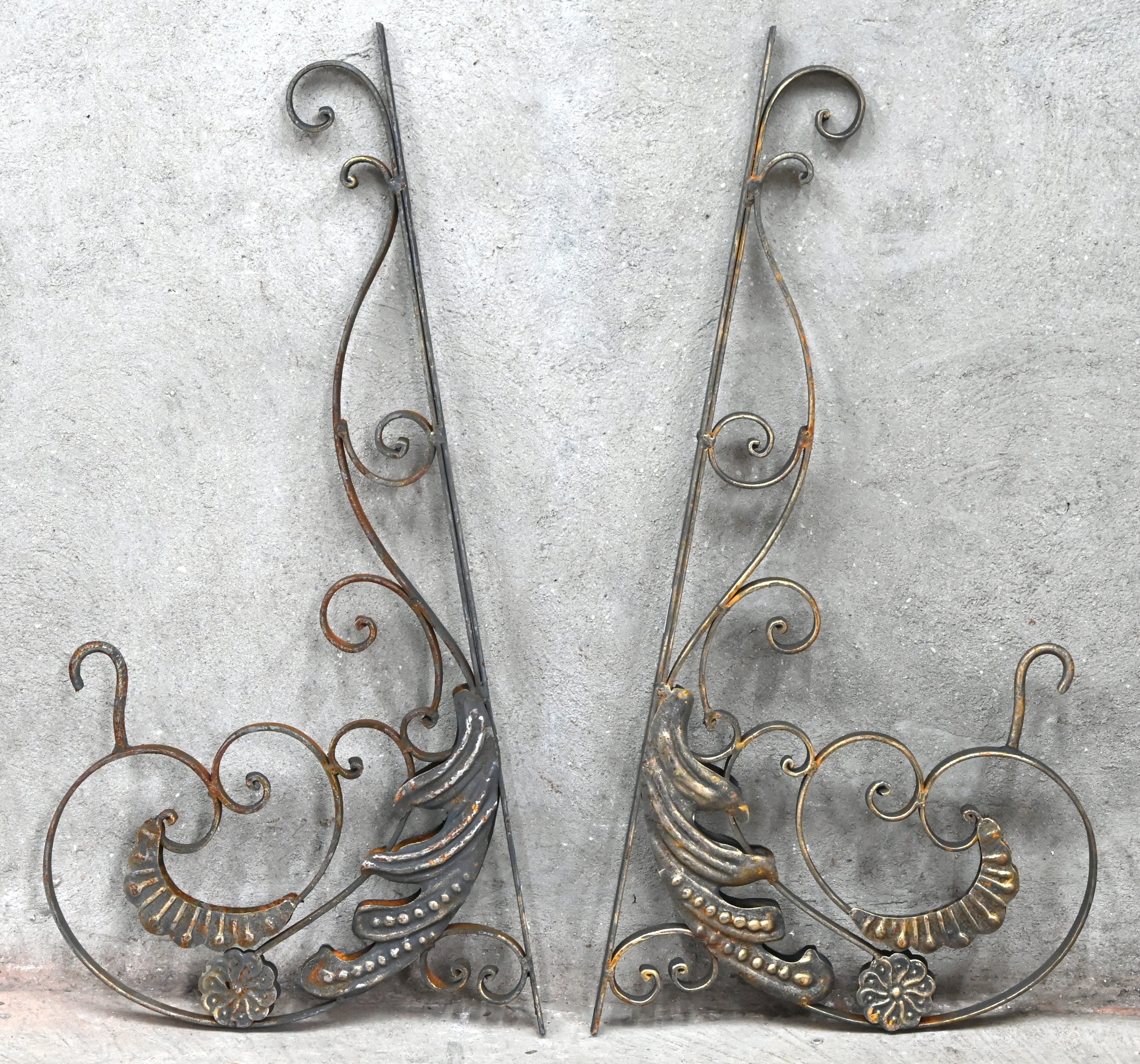 Een paar grote metalen lantaarens met glas en ijzeren wandbevestiging Een paar grote metalen lantaarens met glas en ijzeren wandbevestiging.