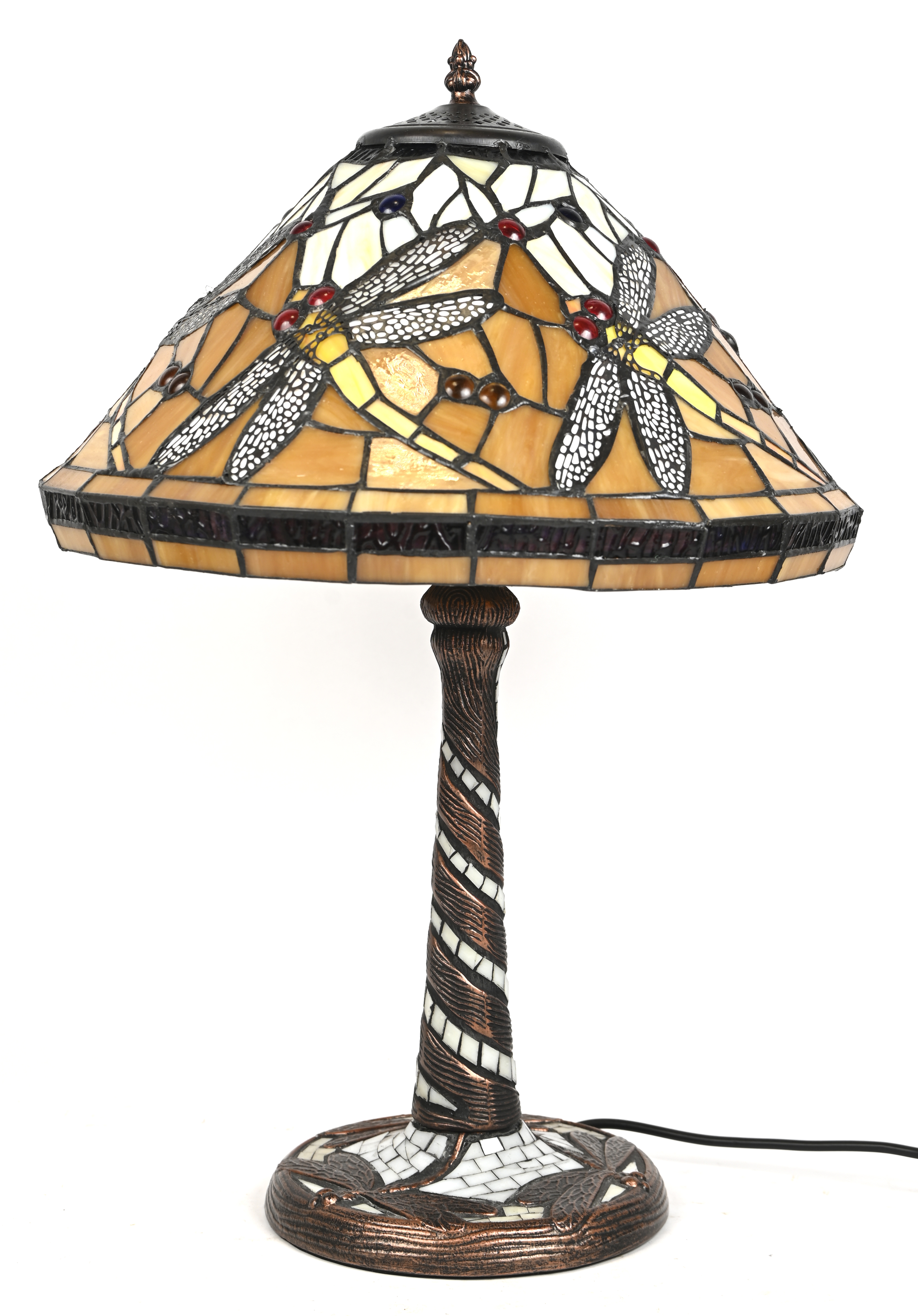 Een kleurrijke staanlamp in de geest van Tiffany versierd met libellen. Engels stopcontact Een kleurrijke staanlamp in de geest van Tiffany versierd met libellen. Engels stopcontact.