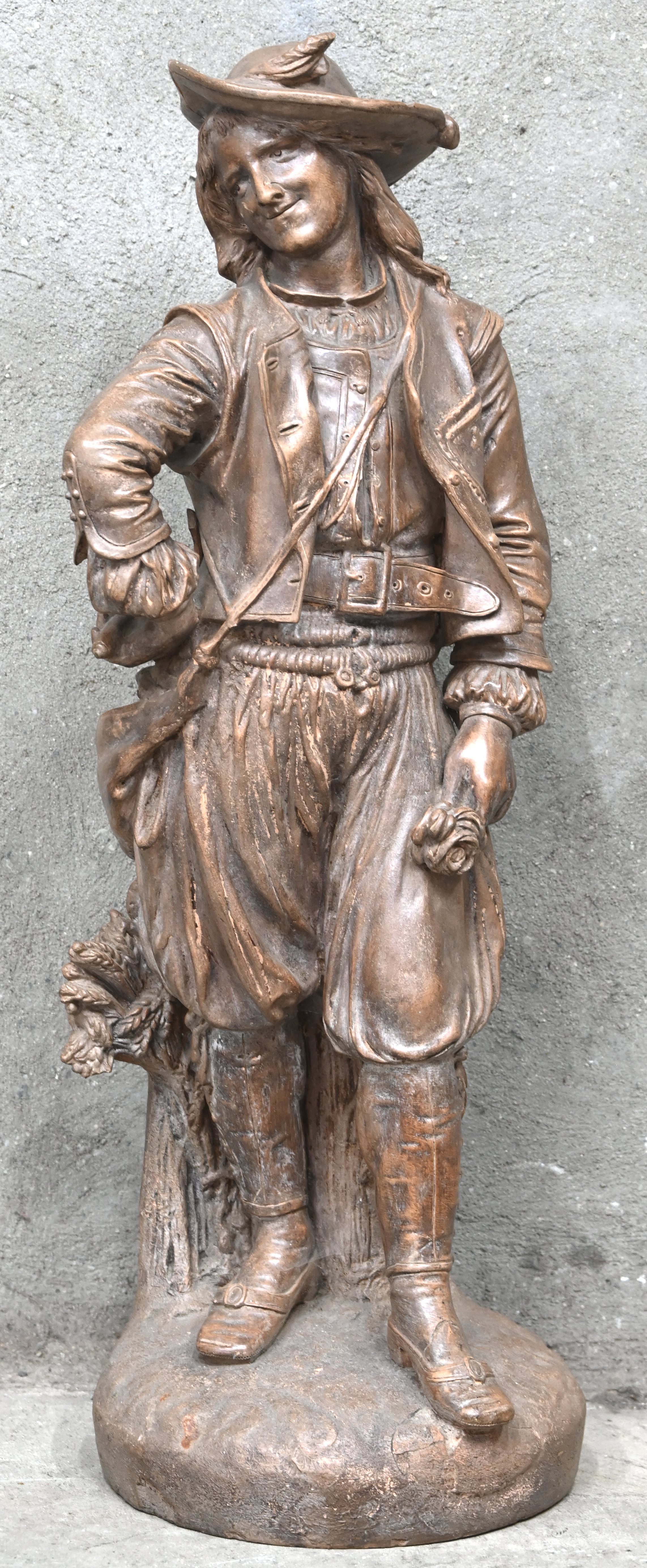 ‘Jonge man met roos en sikkel’, een beeld van gepatineerd terracotta. Met enkele herstellingen, punt van de sikkel is manco. Gesigneerd ‘Jonge man met roos en sikkel’, een beeld van gepatineerd terracotta. Met enkele herstellingen, punt van de sikkel is manco. Gesigneerd.
