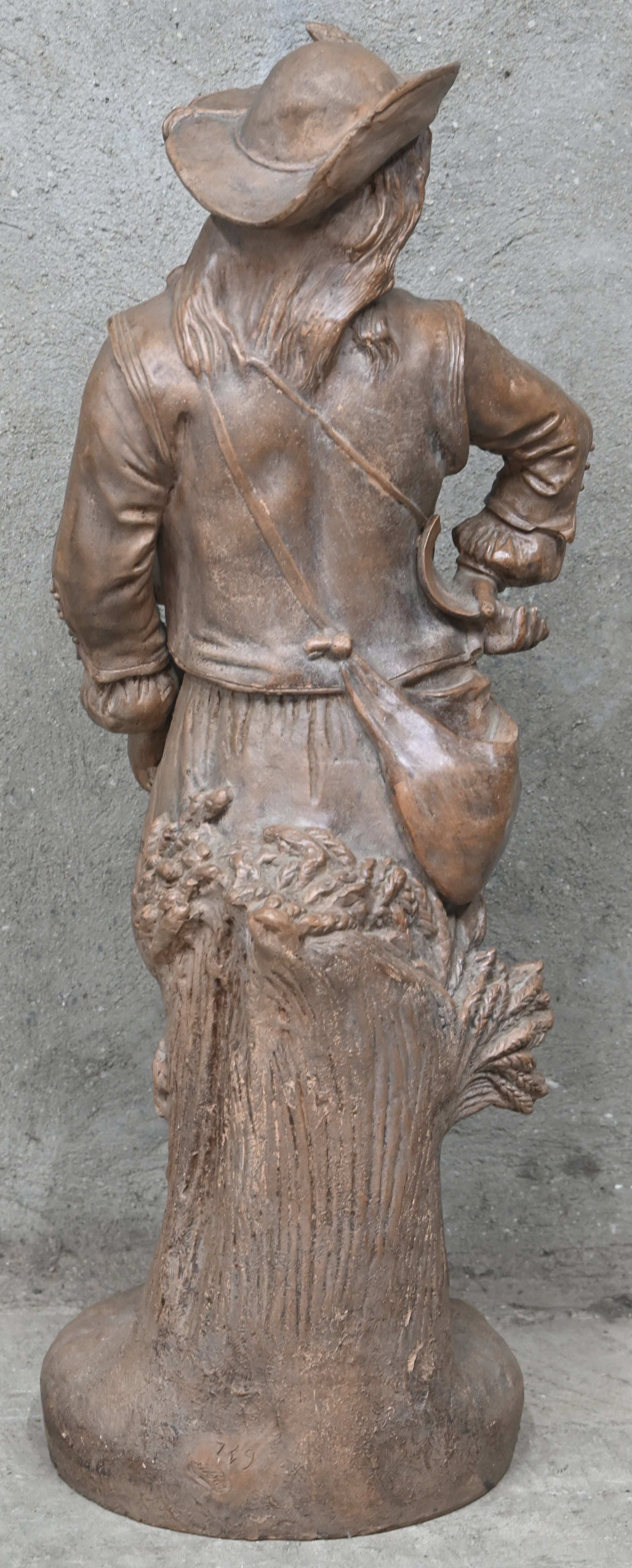 ‘Jonge man met roos en sikkel’, een beeld van gepatineerd terracotta. Met enkele herstellingen, punt van de sikkel is manco. Gesigneerd ‘Jonge man met roos en sikkel’, een beeld van gepatineerd terracotta. Met enkele herstellingen, punt van de sikkel is manco. Gesigneerd.