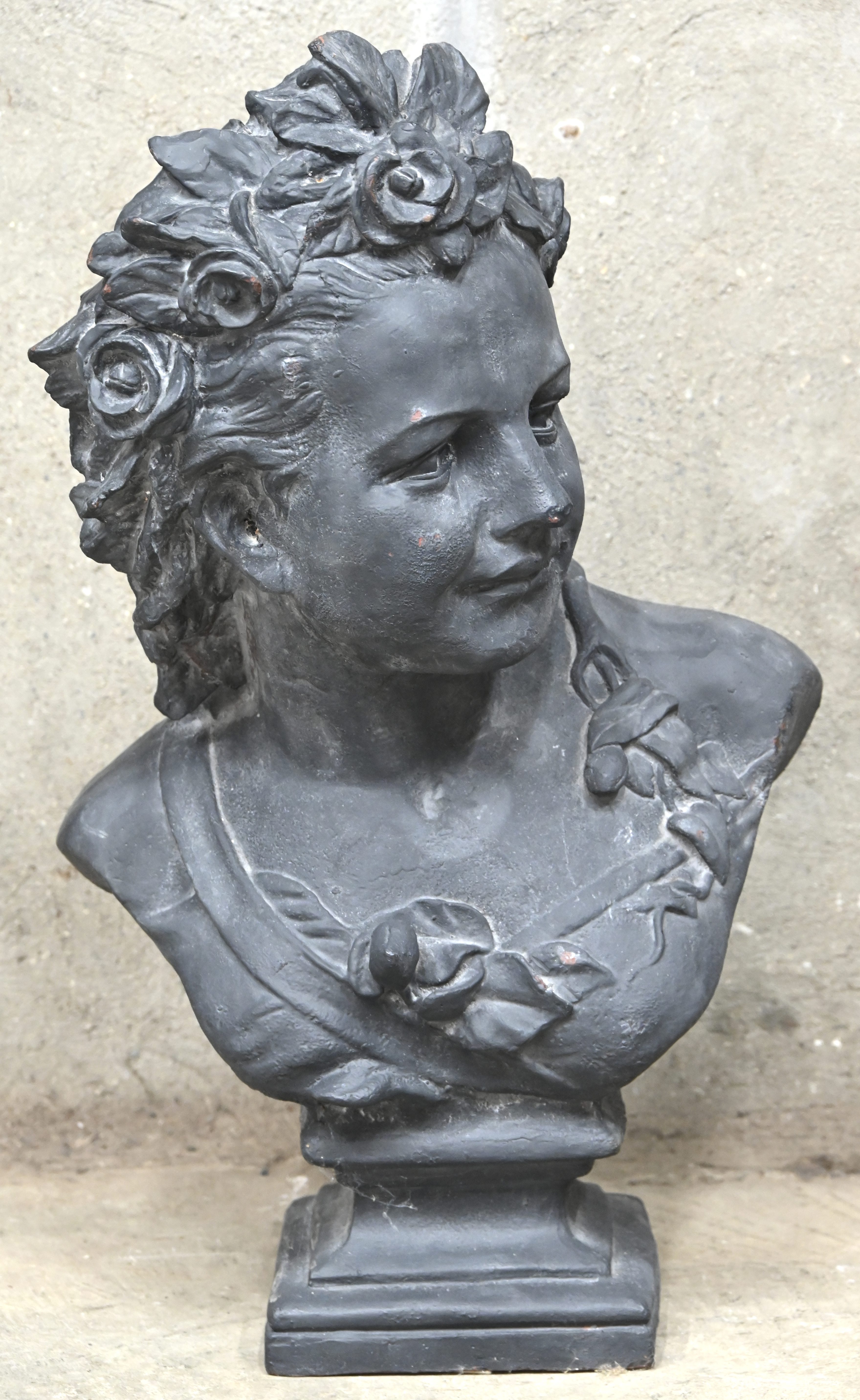 ‘Allegorie op de lente’, een buste van zwart geschilderd gietijzer. Naar het werk van Jean-Baptiste Carpeaux ‘Allegorie op de lente’, een buste van zwart geschilderd gietijzer. Naar het werk van Jean-Baptiste Carpeaux.
