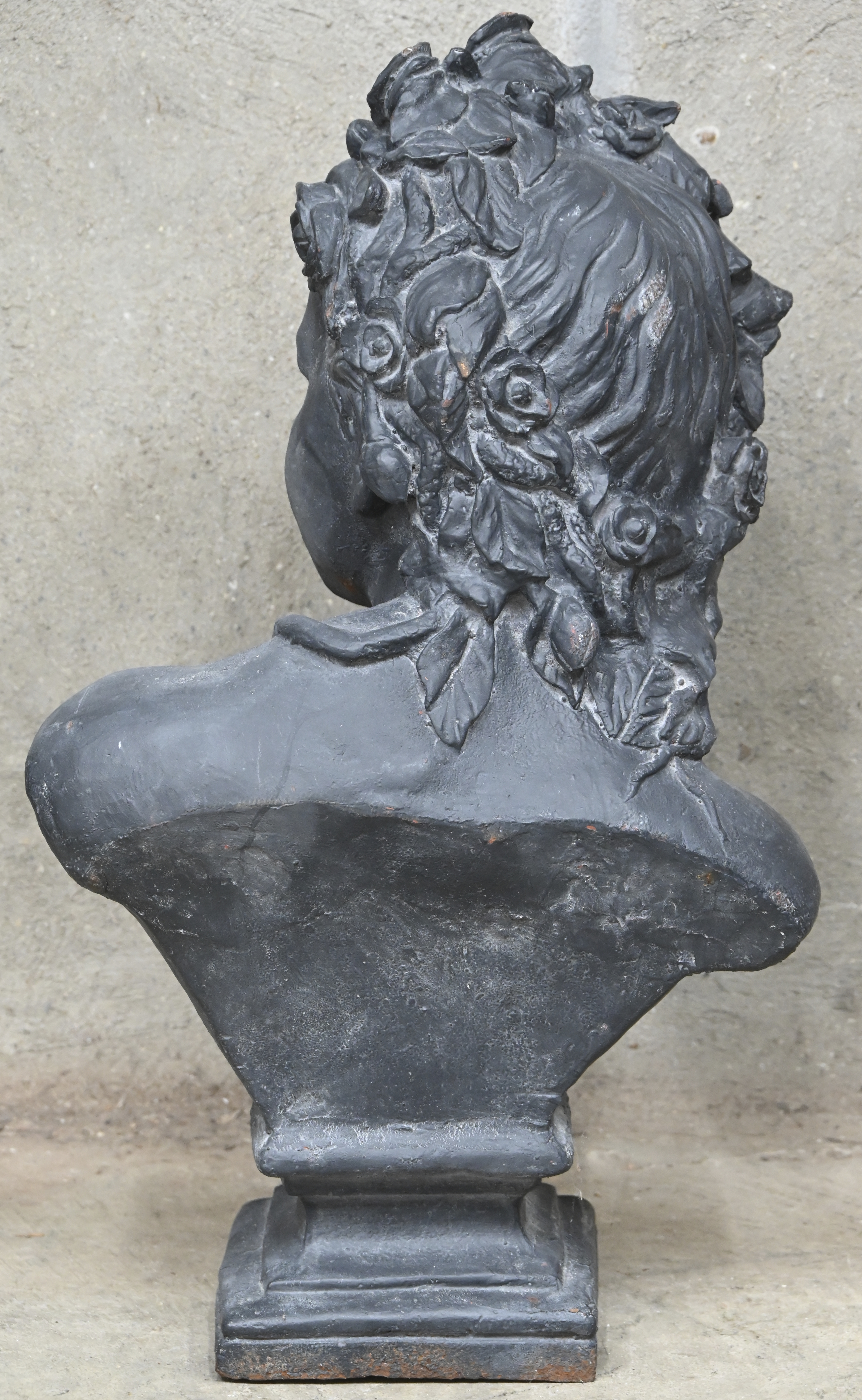 ‘Allegorie op de lente’, een buste van zwart geschilderd gietijzer. Naar het werk van Jean-Baptiste Carpeaux ‘Allegorie op de lente’, een buste van zwart geschilderd gietijzer. Naar het werk van Jean-Baptiste Carpeaux.