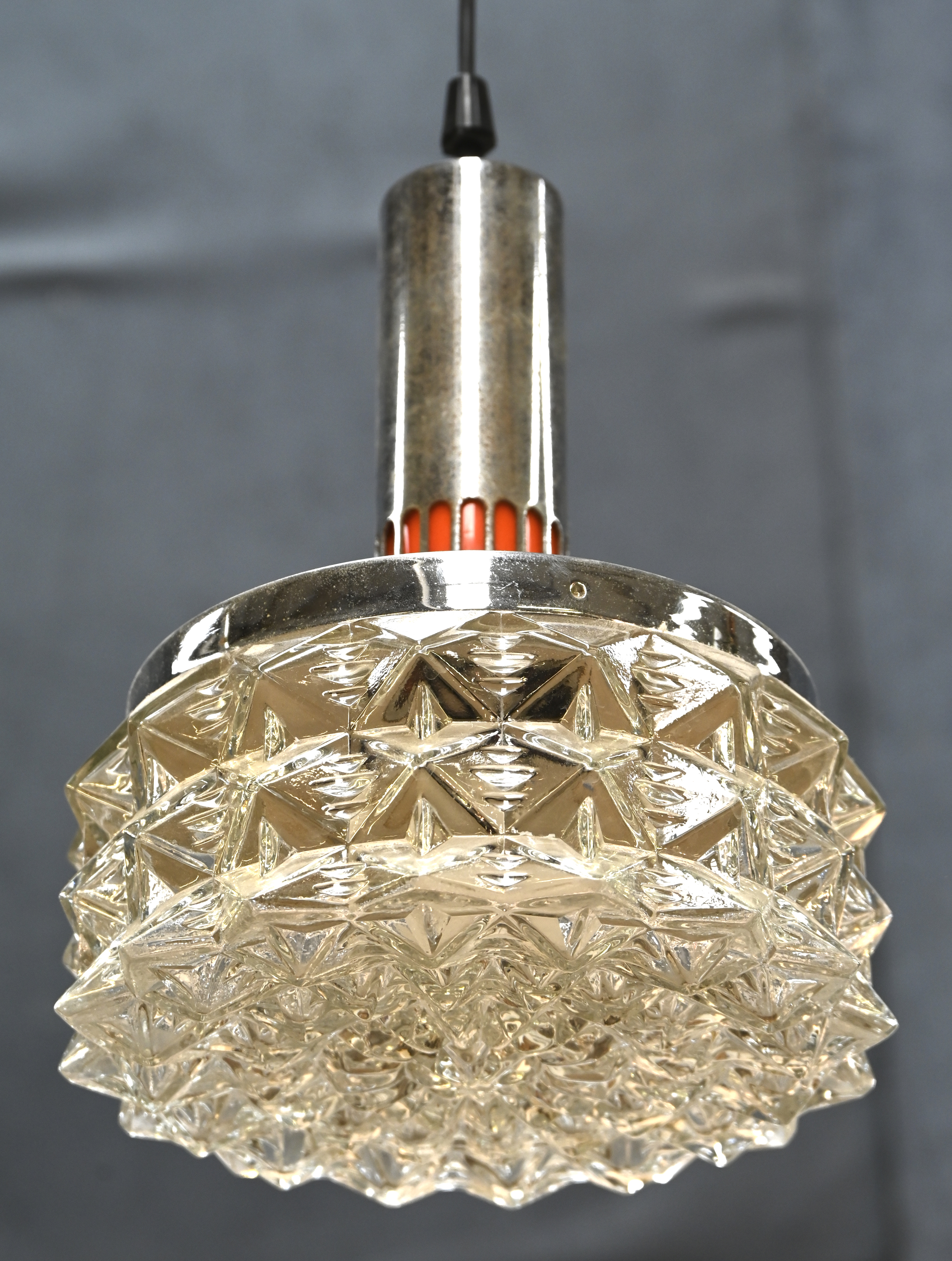 Een vintage hanglamp, verchroomd metaal en glas Een vintage hanglamp, verchroomd metaal en glas.