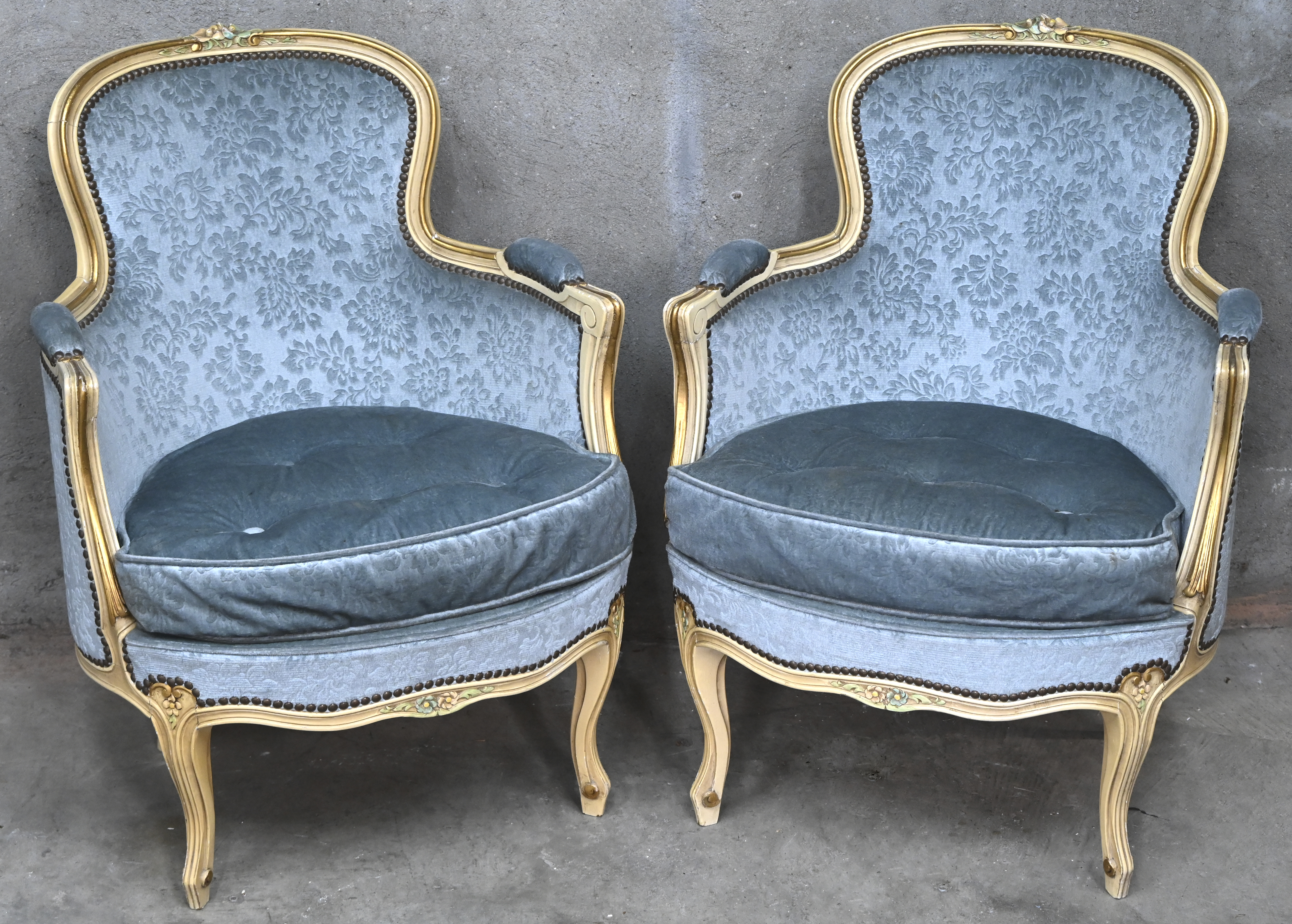 Een set van 2 armstoeltjes in Louis XV stijl, polychroom hout en gebloemde velours bekleding Een set van 2 armstoeltjes in Louis XV stijl, polychroom hout en gebloemde velours bekleding.