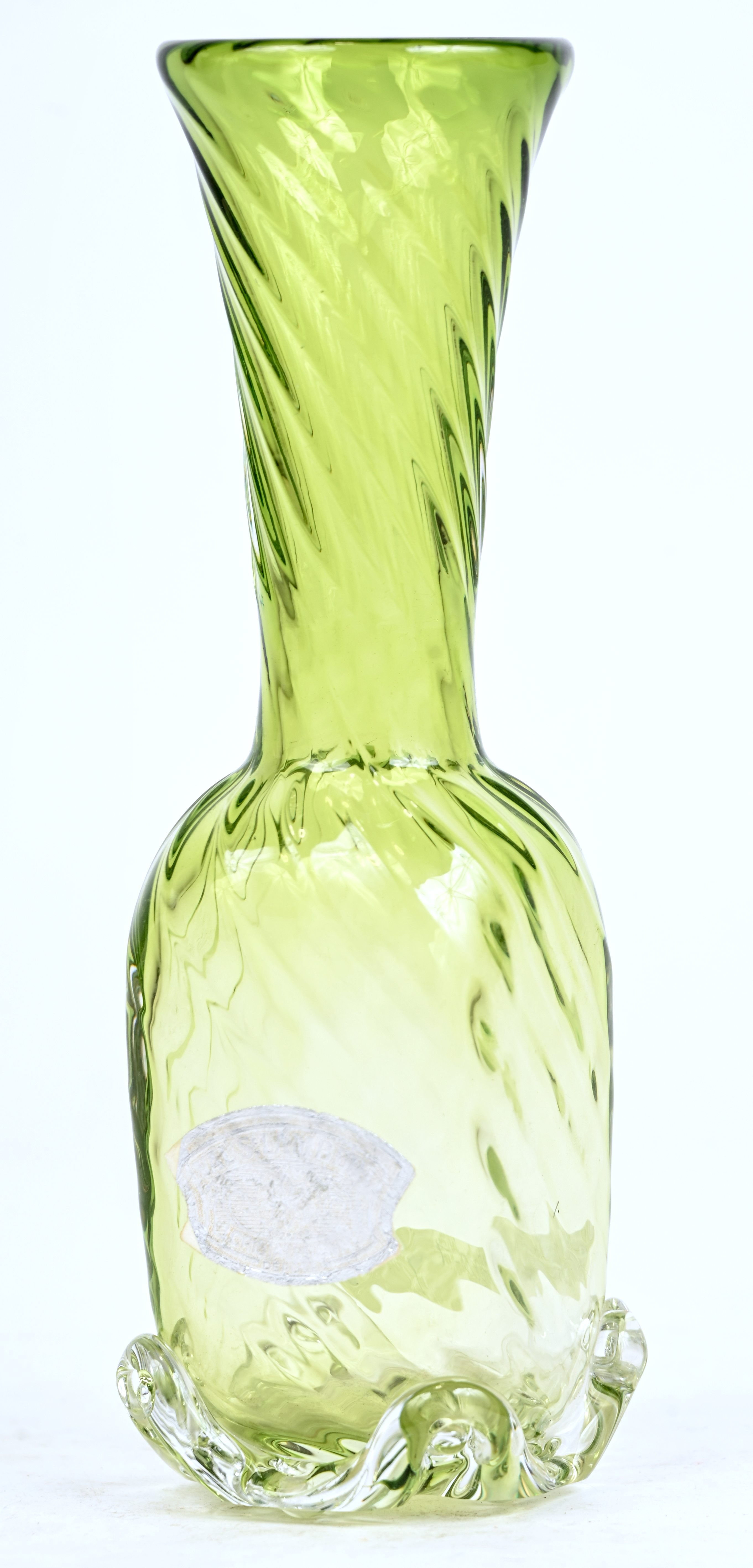 Een groene vintage kristallen vaas, gemerkt Val Saint Lambert Een groene vintage kristallen vaas, gemerkt Val Saint Lambert.