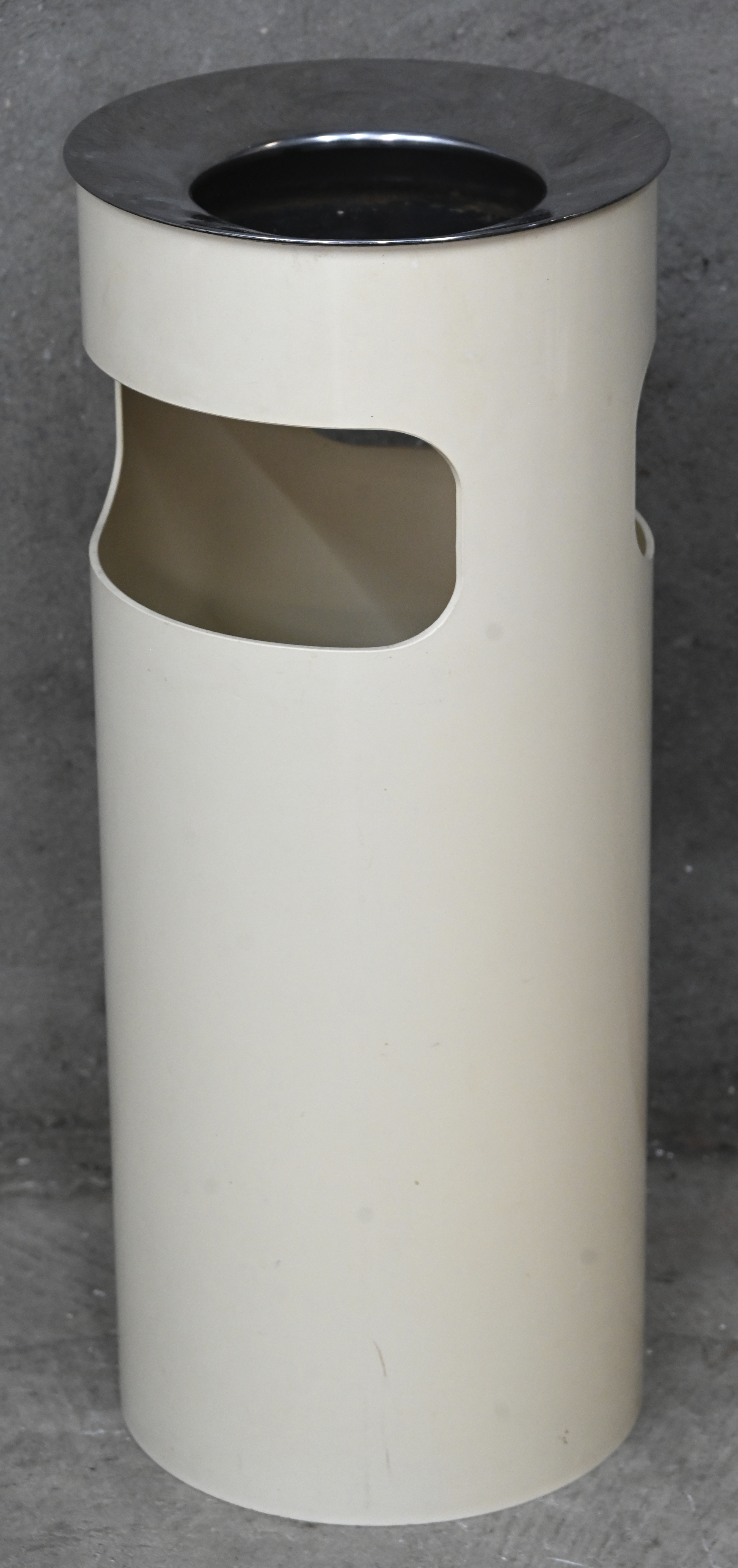 Een vintage paraplubak met asbak inzetstuk, Gino Colombini voor Kartell Een vintage paraplubak met asbak inzetstuk, Gino Colombini voor Kartell.