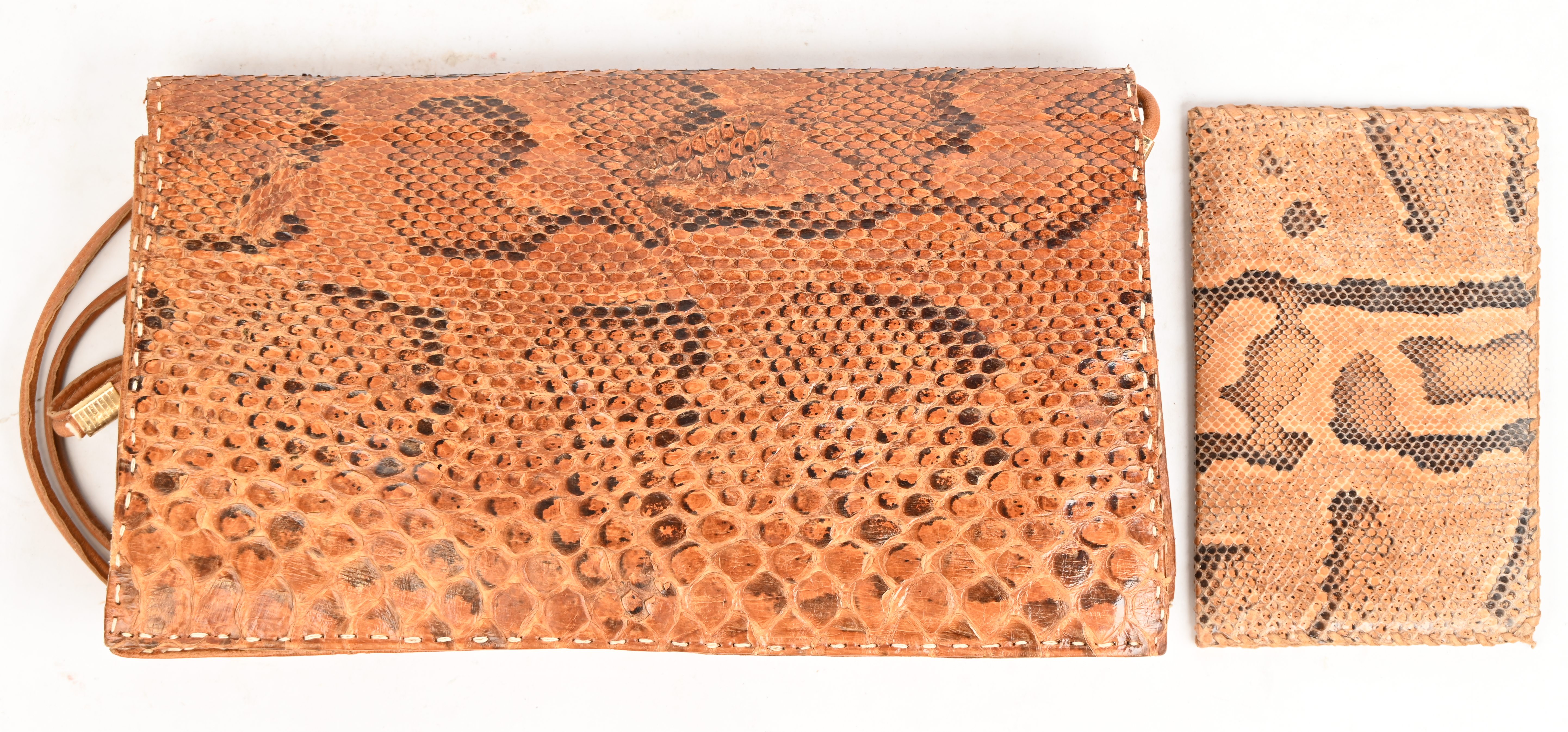 Een vintage slangenlederen handtas, toegevoegd een portemonnee in hetzelfde materiaal Een vintage slangenlederen handtas, toegevoegd een portemonnee in hetzelfde materiaal.