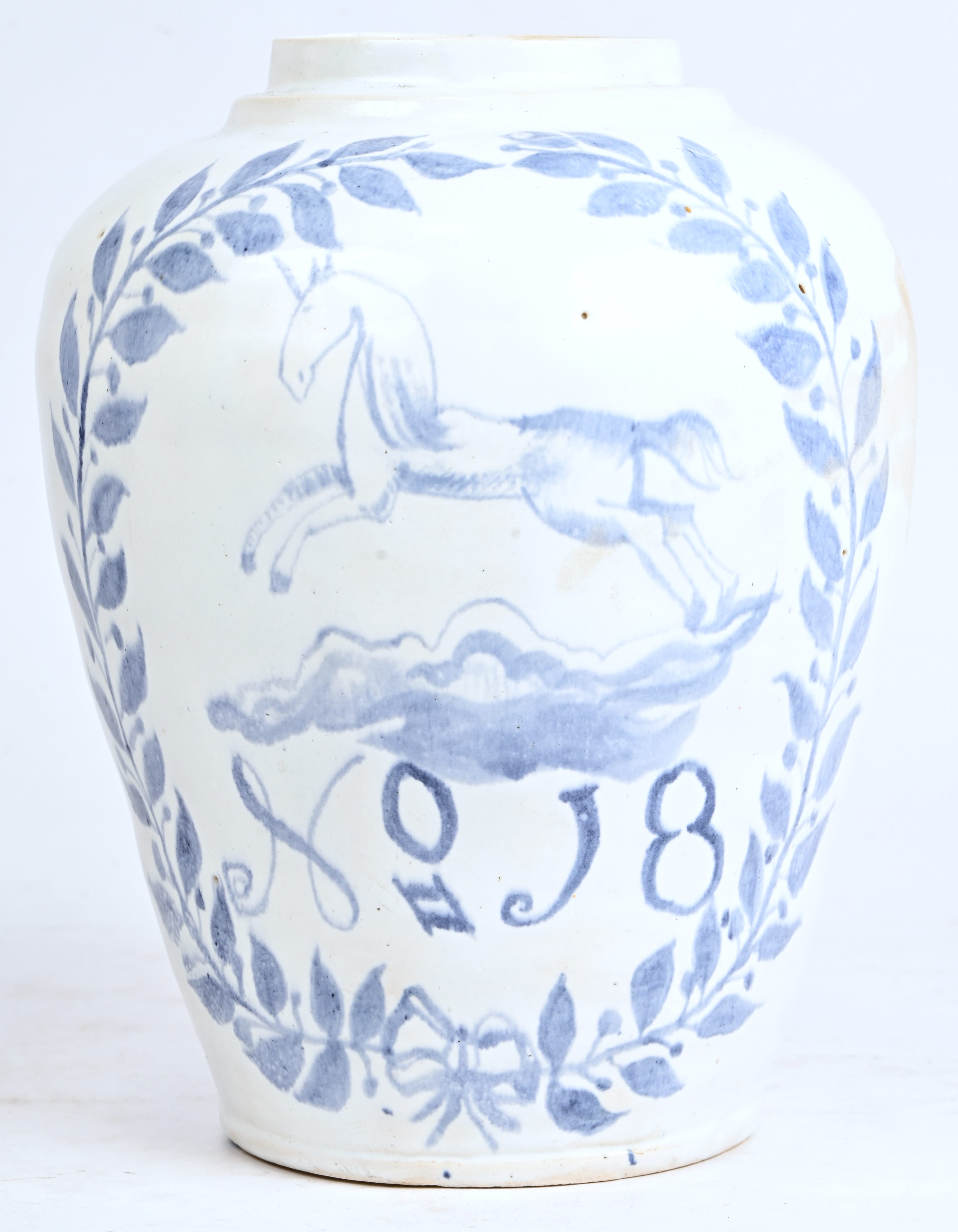 Een tabakspot van blauw-wit geglazuurd aardewerk. Met een eenhoorn in het decor. Het deksel is manco Een tabakspot van blauw-wit geglazuurd aardewerk. Met een eenhoorn in het decor. Het deksel is manco.