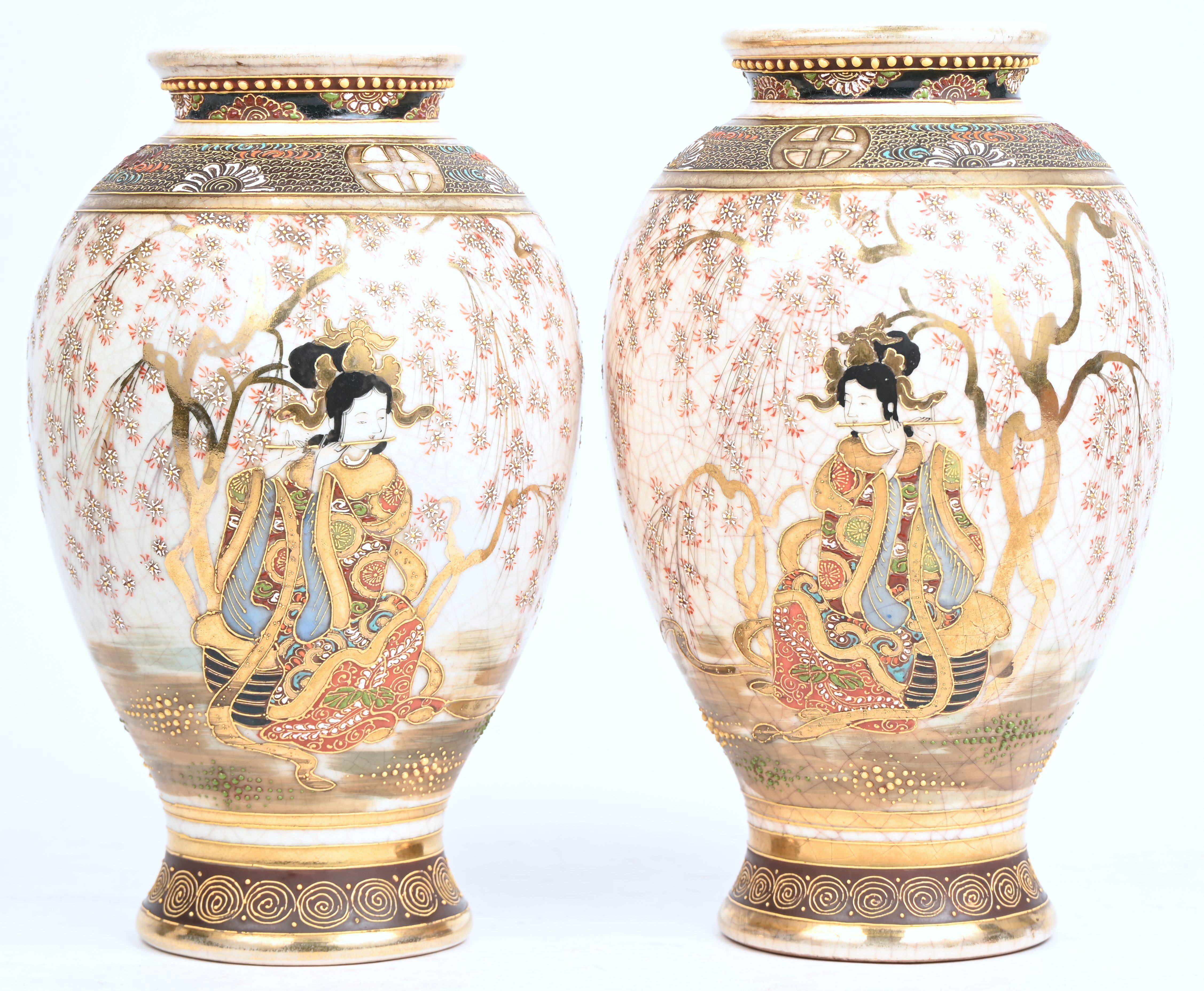 Een paar Satsuma vazen met bloesembomen en personages in het decor. Gemerkt ‘Dai Nippon’, Meiji of vroege Taisho periode Een paar Satsuma vazen met bloesembomen en personages in het decor. Gemerkt ‘Dai Nippon’, Meiji of vroege Taisho periode.