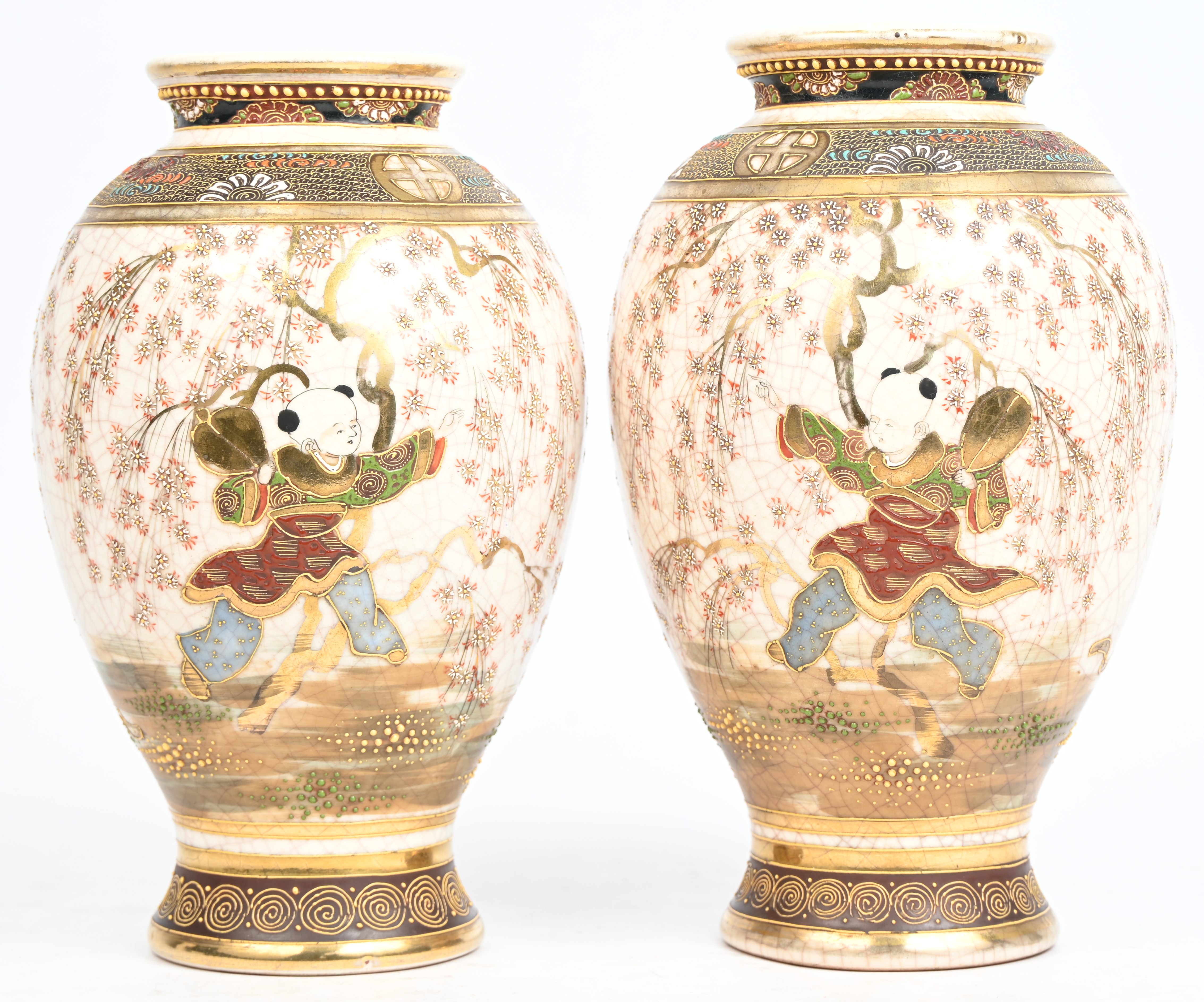 Een paar Satsuma vazen met bloesembomen en personages in het decor. Gemerkt ‘Dai Nippon’, Meiji of vroege Taisho periode Een paar Satsuma vazen met bloesembomen en personages in het decor. Gemerkt ‘Dai Nippon’, Meiji of vroege Taisho periode.