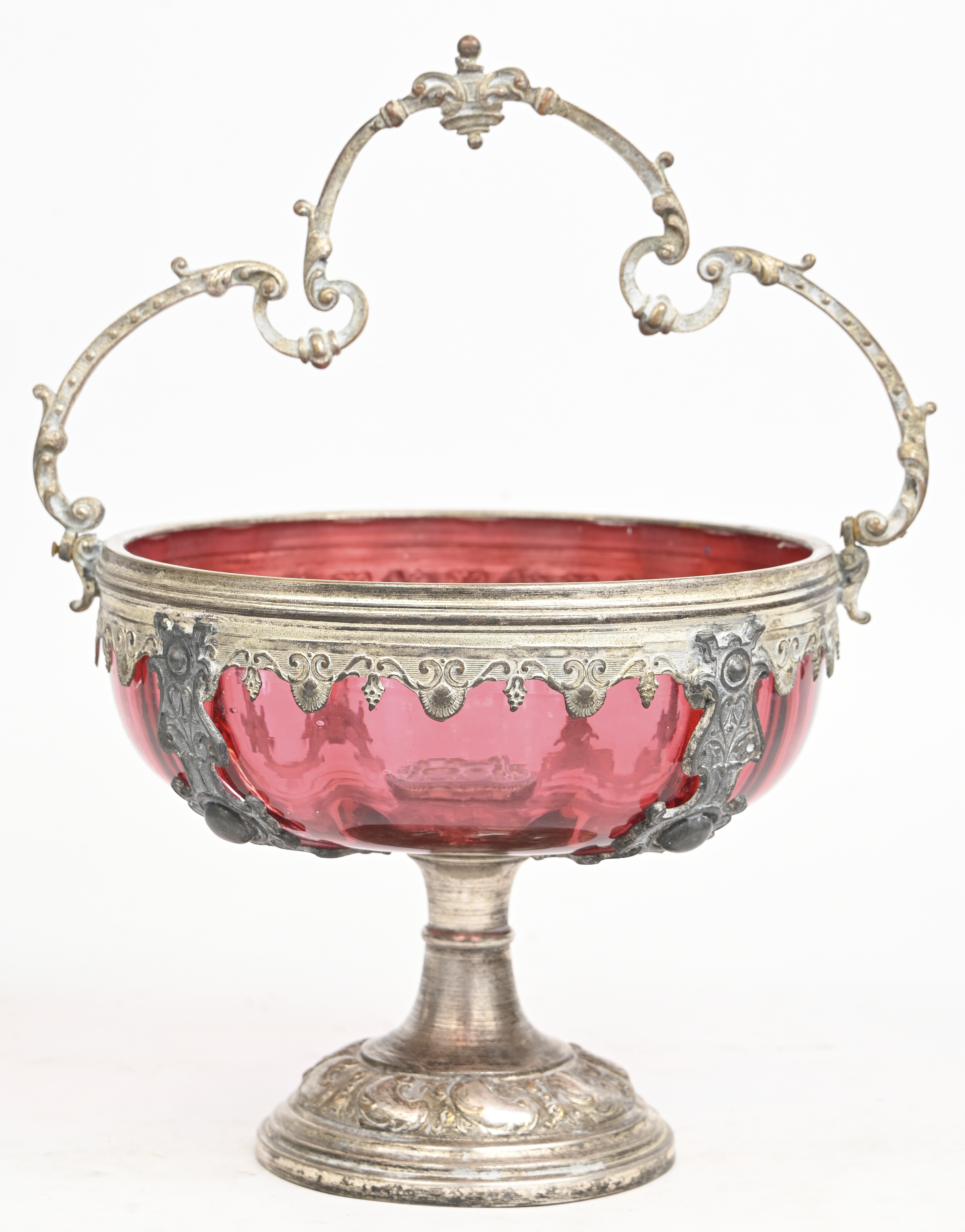 Een coupe in rood glas en verzilverd metalen voet/houder Een coupe in rood glas en verzilverd metalen voet/houder.