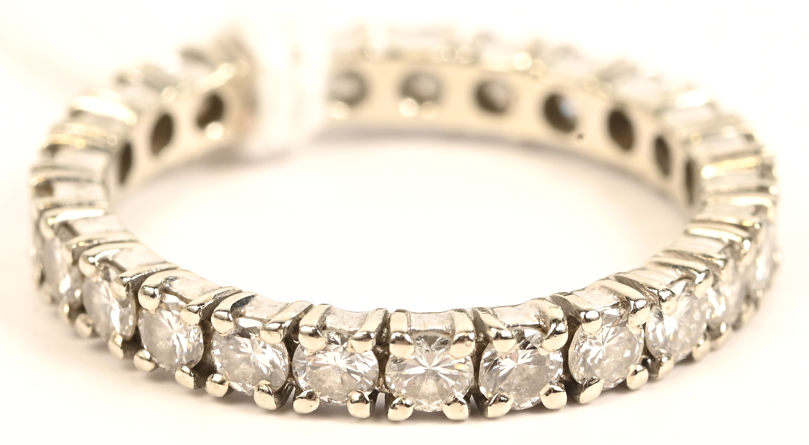 Een 18 kt witgouden alliance bezet met briljanten met een gezamenlijk gewicht van +- 1,25 ct Een 18 kt witgouden alliance bezet met briljanten met een gezamenlijk gewicht van +- 1,25 ct.