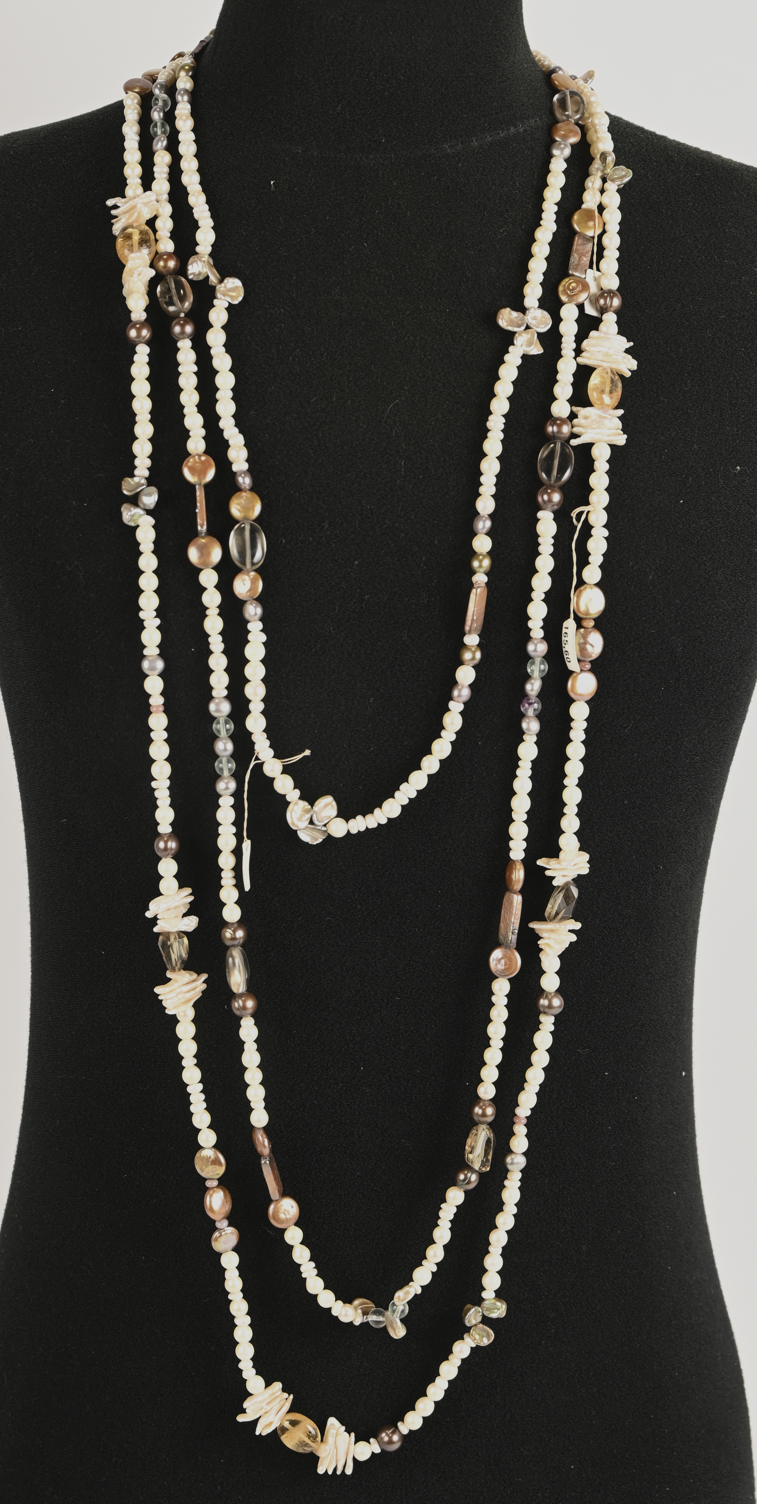 Drie hallssnoeren bezet met oesterparels, fluorite, citrine, rookkwarts en barokparels Drie hallssnoeren bezet met oesterparels, fluorite, citrine, rookkwarts en barokparels.