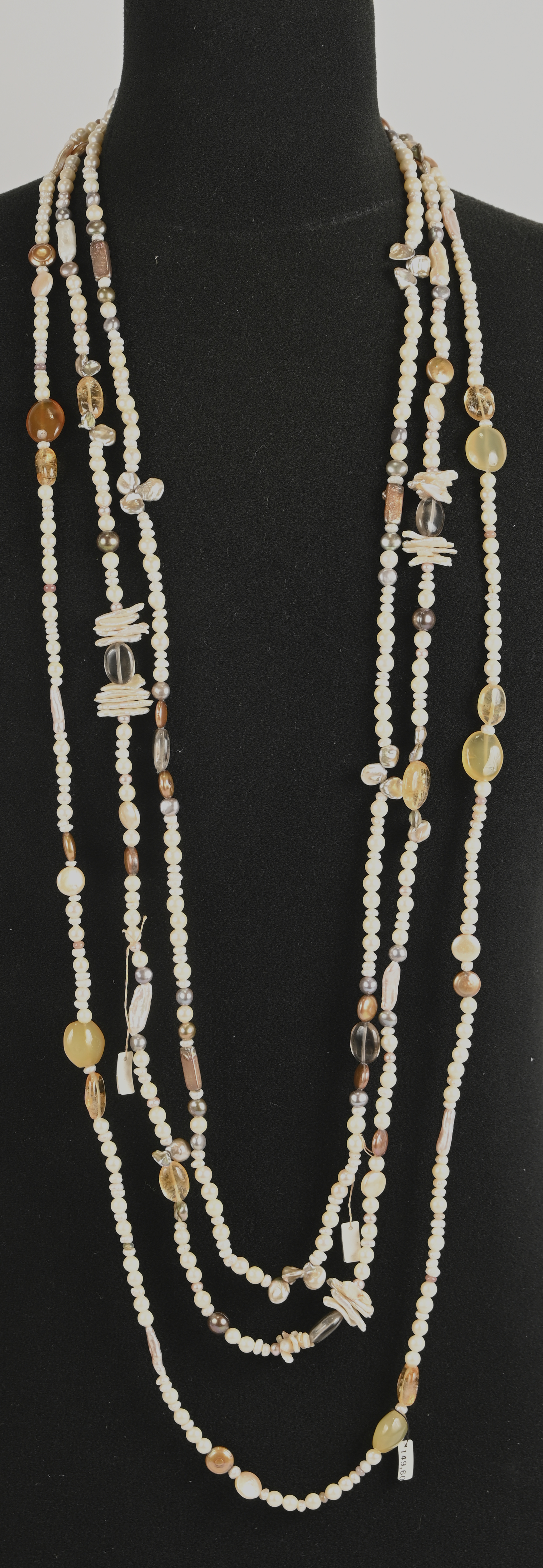 Drie hallssnoeren bezet met oesterparels, fluorite, citrine, parelmoer, opaal en barokparels Drie hallssnoeren bezet met oesterparels, fluorite, citrine, parelmoer, opaal en barokparels.