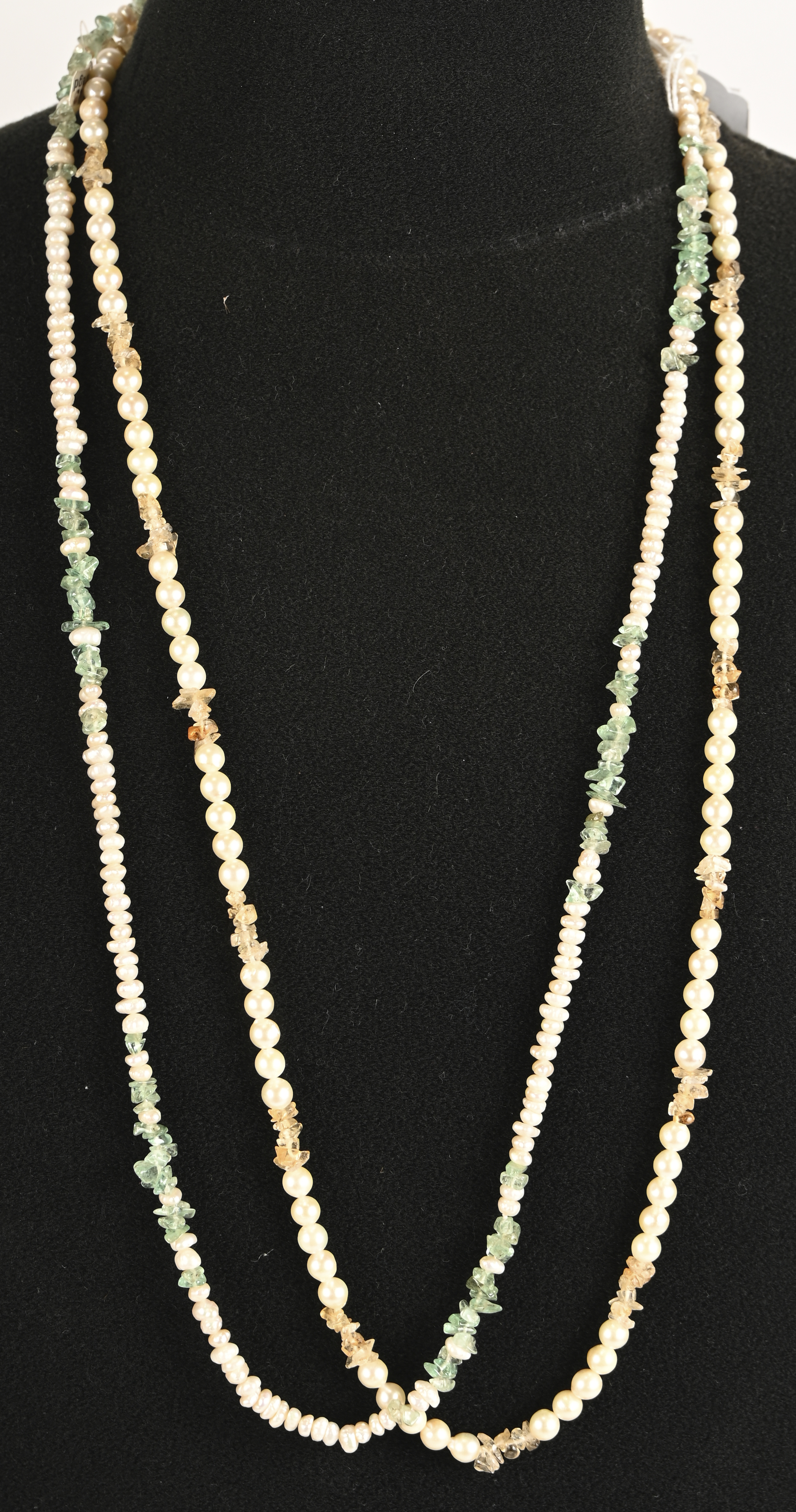 Twee hallssnoeren bezet met oesterparels, smaragd, en citrine Twee hallssnoeren bezet met oesterparels, smaragd, en citrine.