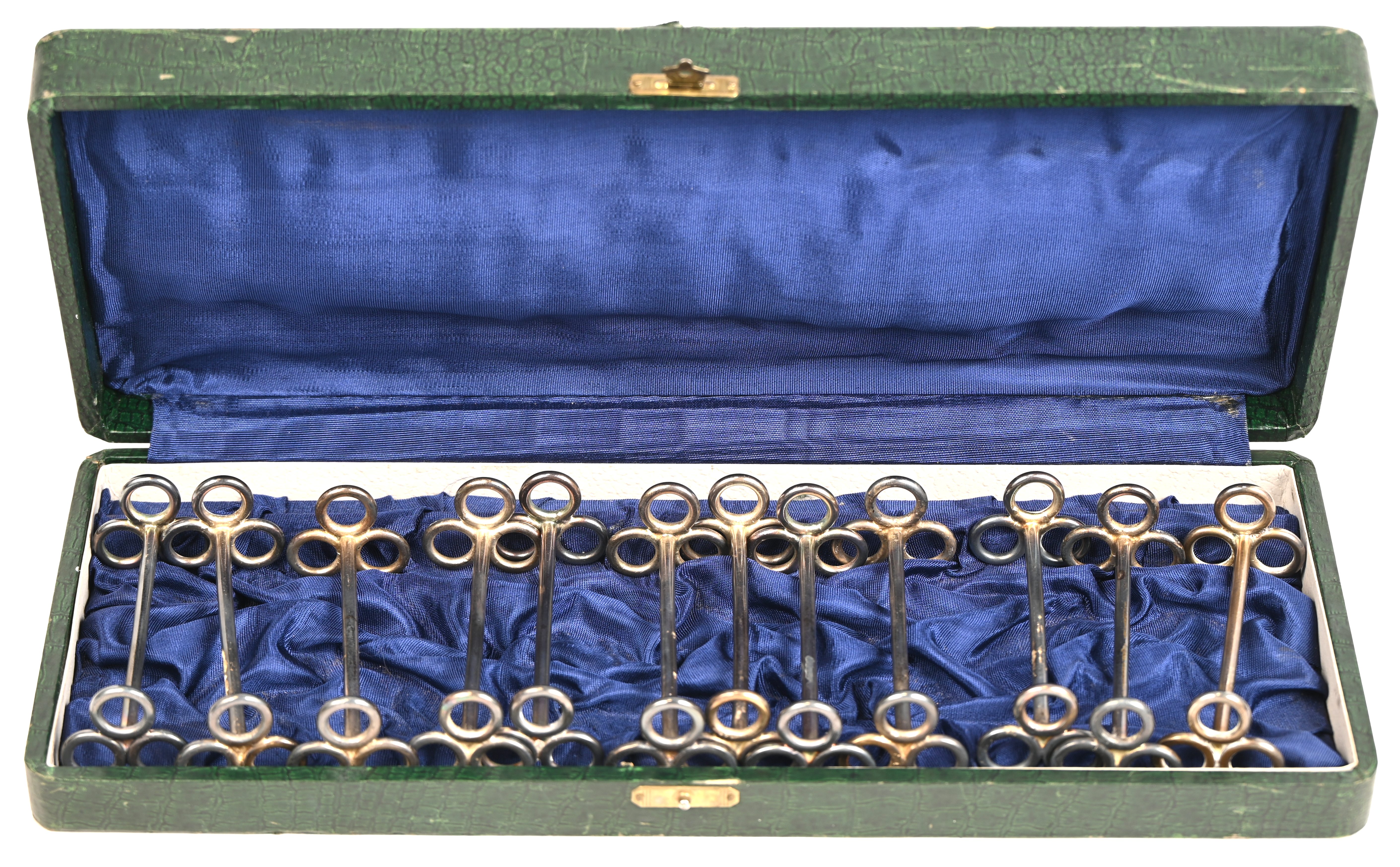 Een set van 12 verzilverd metalen bestekleggers in etui Een set van 12 verzilverd metalen bestekleggers in etui.