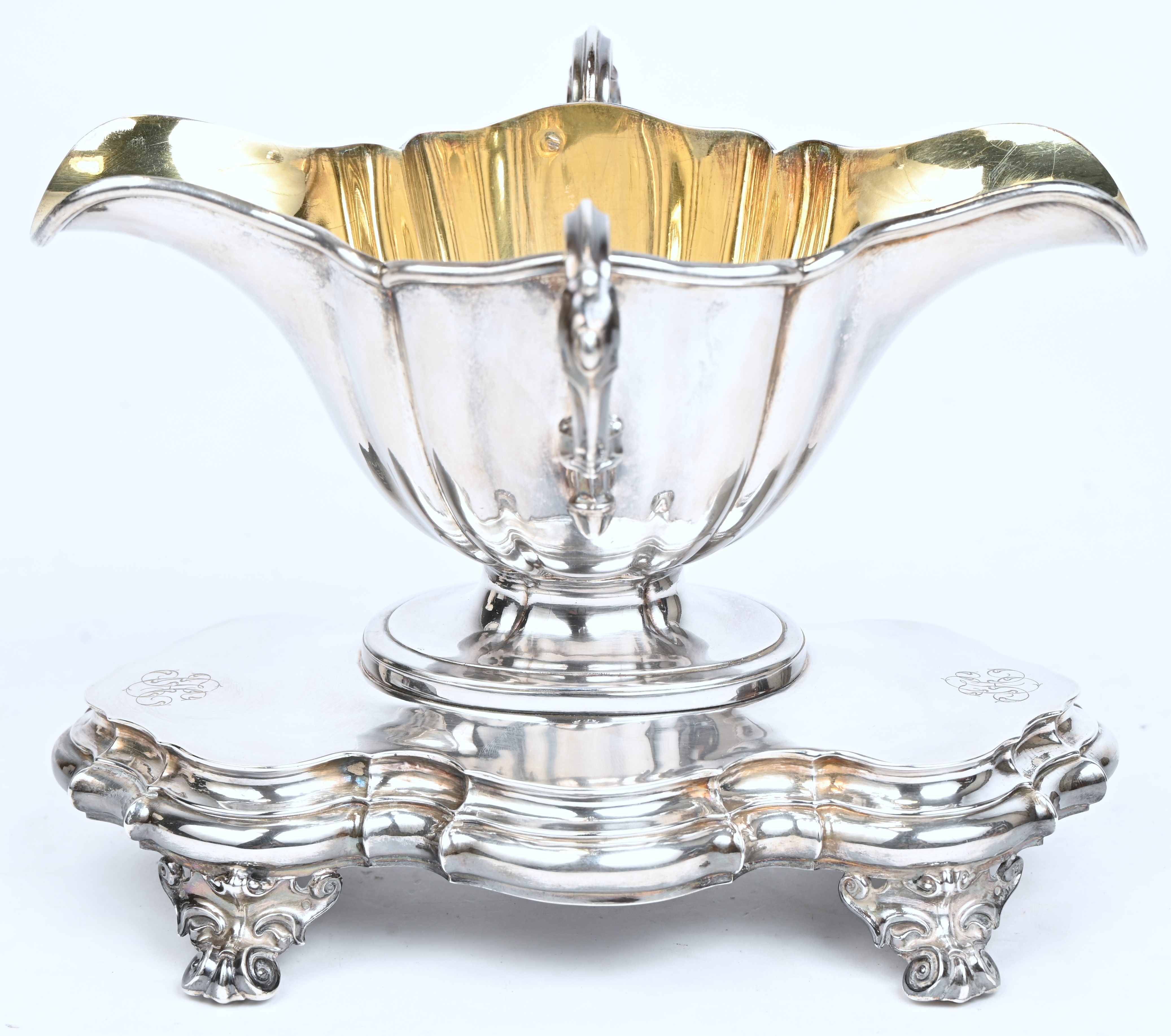 Een sauskom man massief zilver, met vermeil binnenkant. Twee oren, twee lippen. Franse keuren (1819-1838), eerste gehalte, tijdperk Louis-Philippe. 500 gram Een sauskom man massief zilver, met vermeil binnenkant. Twee oren, twee lippen. Franse keuren (1819-1838), eerste gehalte, tijdperk Louis-Philippe. 500 gram.