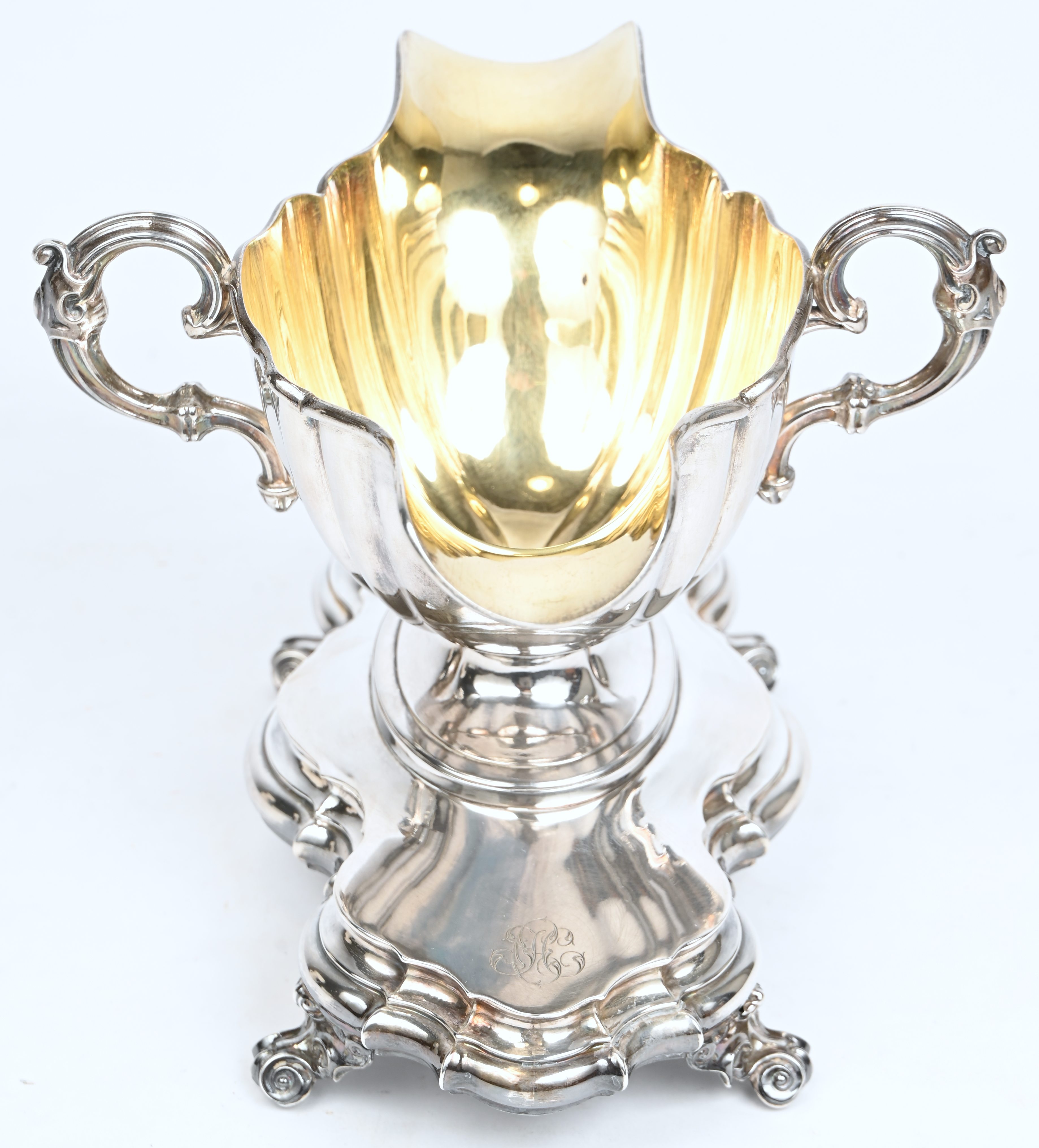 Een sauskom man massief zilver, met vermeil binnenkant. Twee oren, twee lippen. Franse keuren (1819-1838), eerste gehalte, tijdperk Louis-Philippe. 500 gram Een sauskom man massief zilver, met vermeil binnenkant. Twee oren, twee lippen. Franse keuren (1819-1838), eerste gehalte, tijdperk Louis-Philippe. 500 gram.