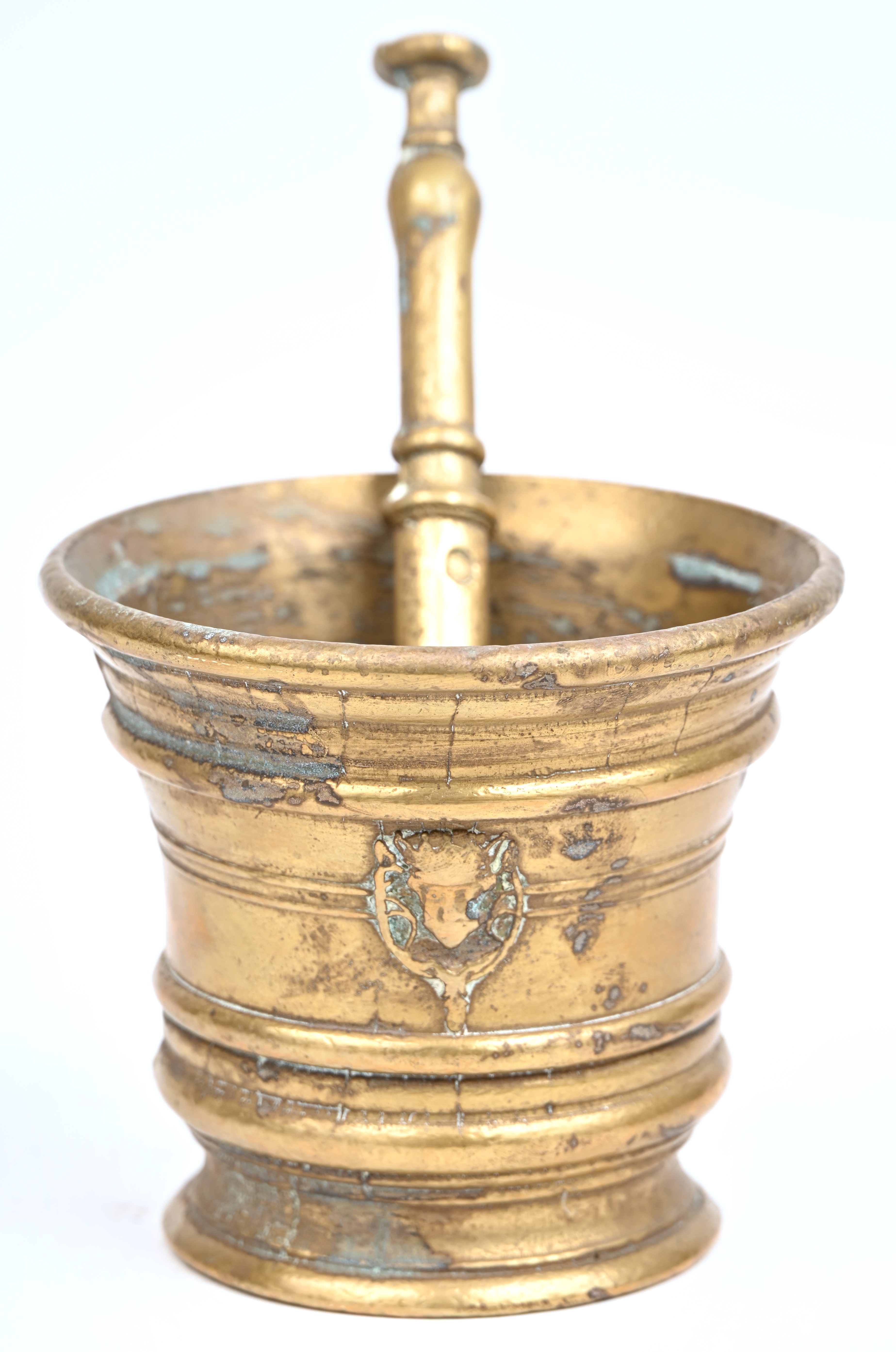 Een bronzen vijzel naar oud voorbeeld. Met stamper Een bronzen vijzel naar oud voorbeeld. Met stamper.
