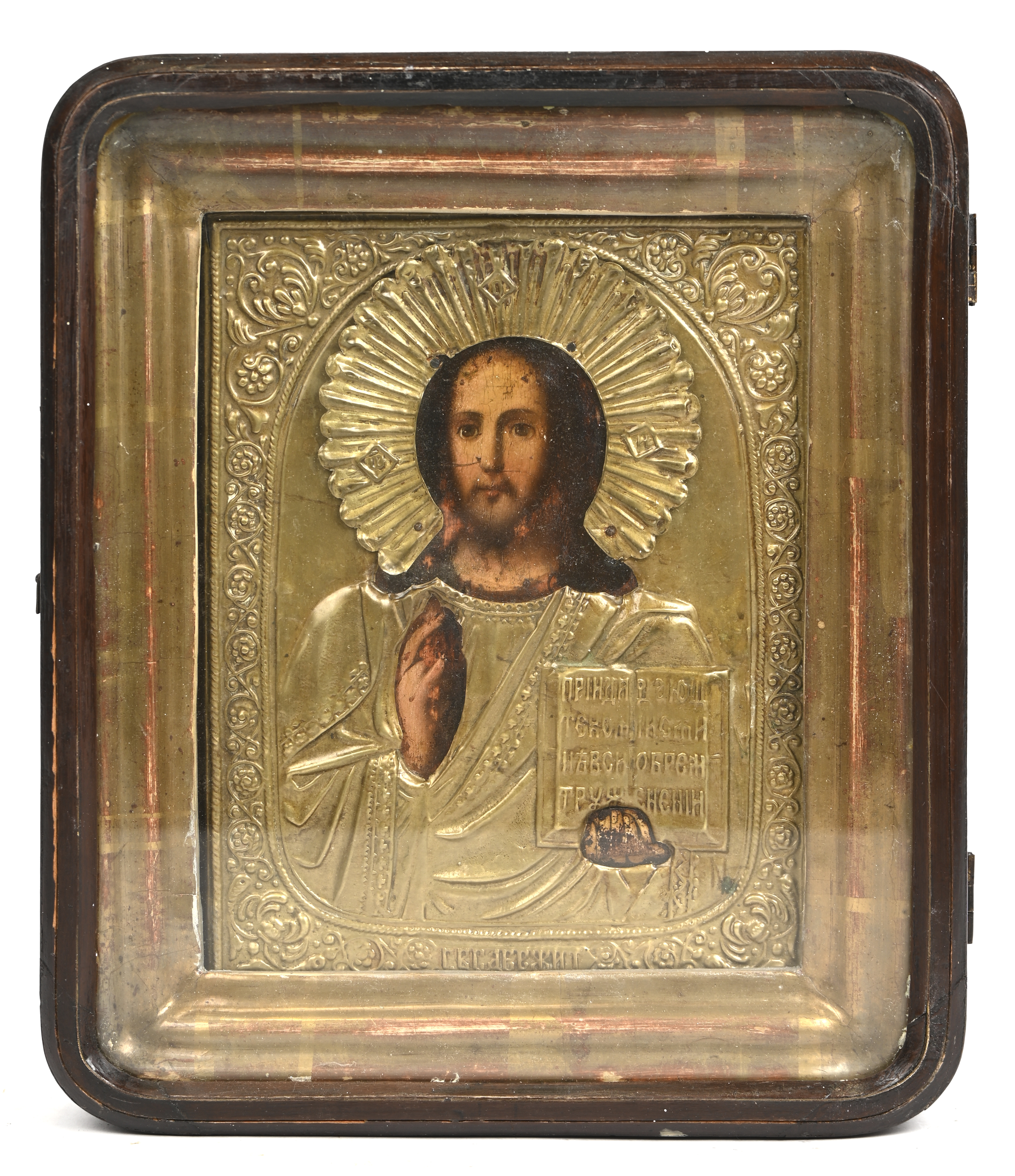 ‘Christus Pantocrator’, een Russische icoon. Tempera op paneel, met koperen riza. In een vitrinekoffertje, XIXde eeuw ‘Christus Pantocrator’, een Russische icoon. Tempera op paneel, met koperen riza. In een vitrinekoffertje, XIXde eeuw.