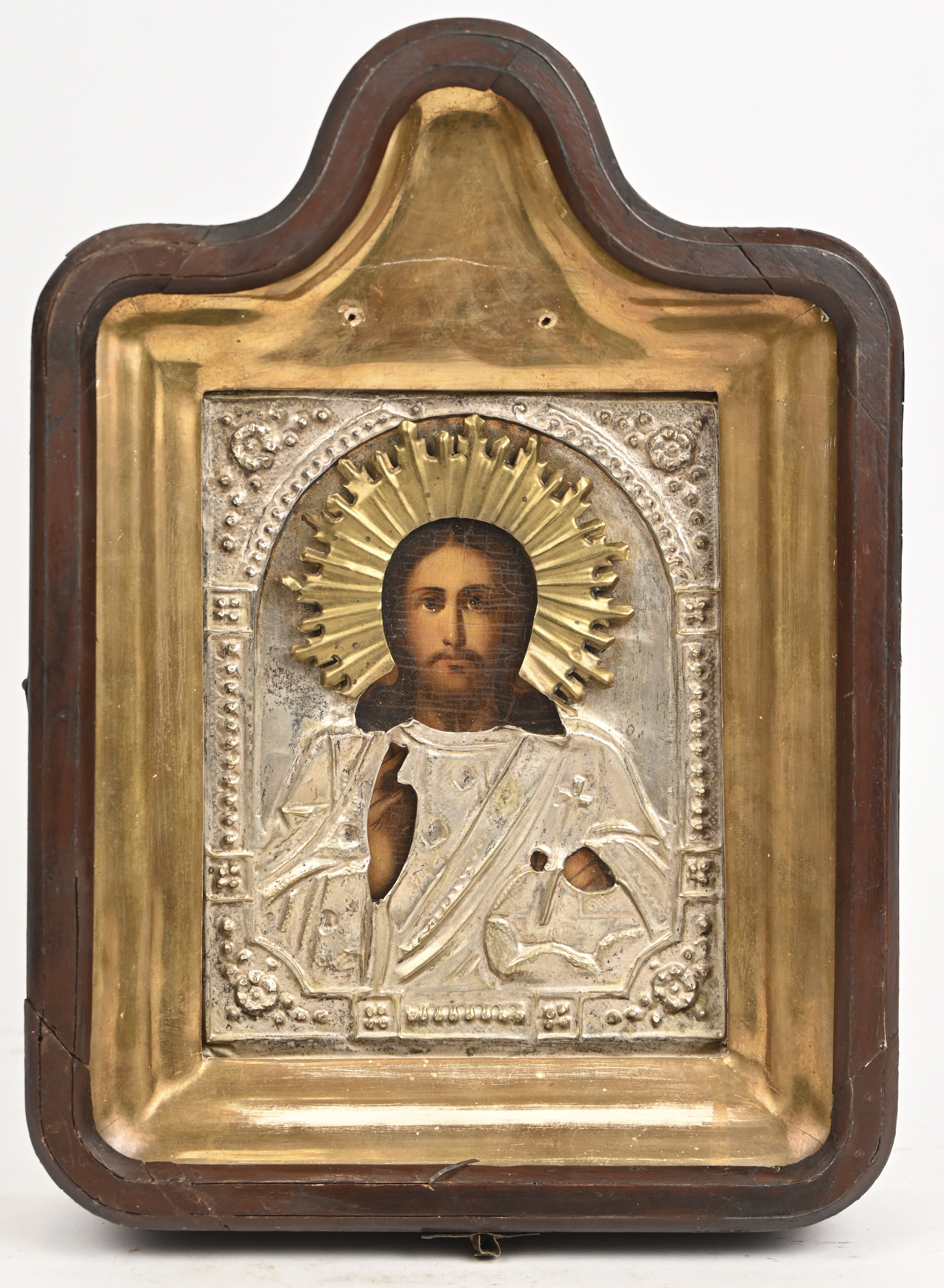 ‘Christus Pantocrator’, een Russische icoon. Tempera op paneel, met koperen riza. In een gegolfd vitrinekoffertje (glas is manco), XIXde eeuw ‘Christus Pantocrator’, een Russische icoon. Tempera op paneel, met koperen riza. In een gegolfd vitrinekoffertje (glas is manco), XIXde eeuw.