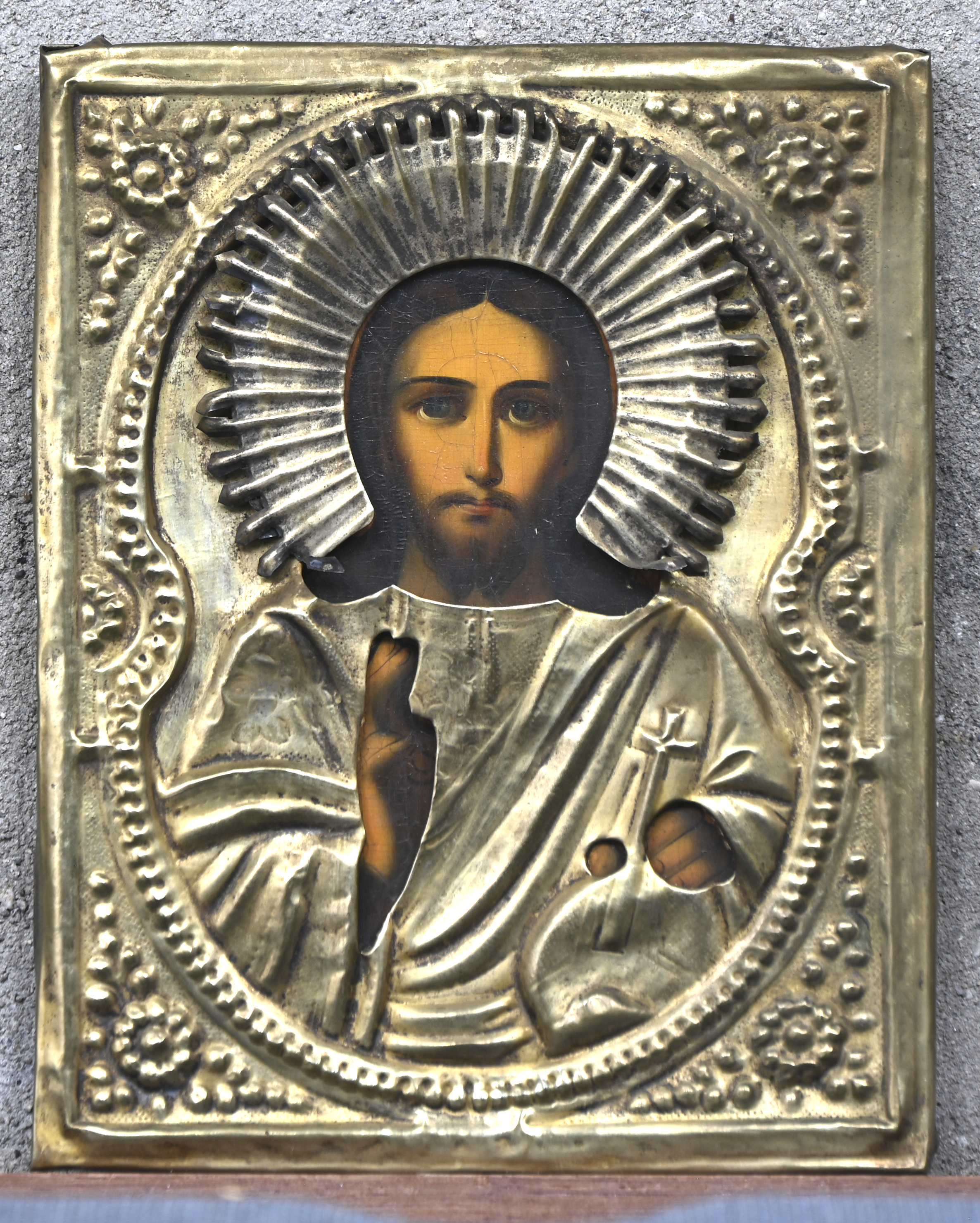 ‘Christus Pantocrator’, een Russische icoon met koperen riza. Tempera op paneel, 19e eeuw ‘Christus Pantocrator’, een Russische icoon met koperen riza. Tempera op paneel, 19e eeuw.