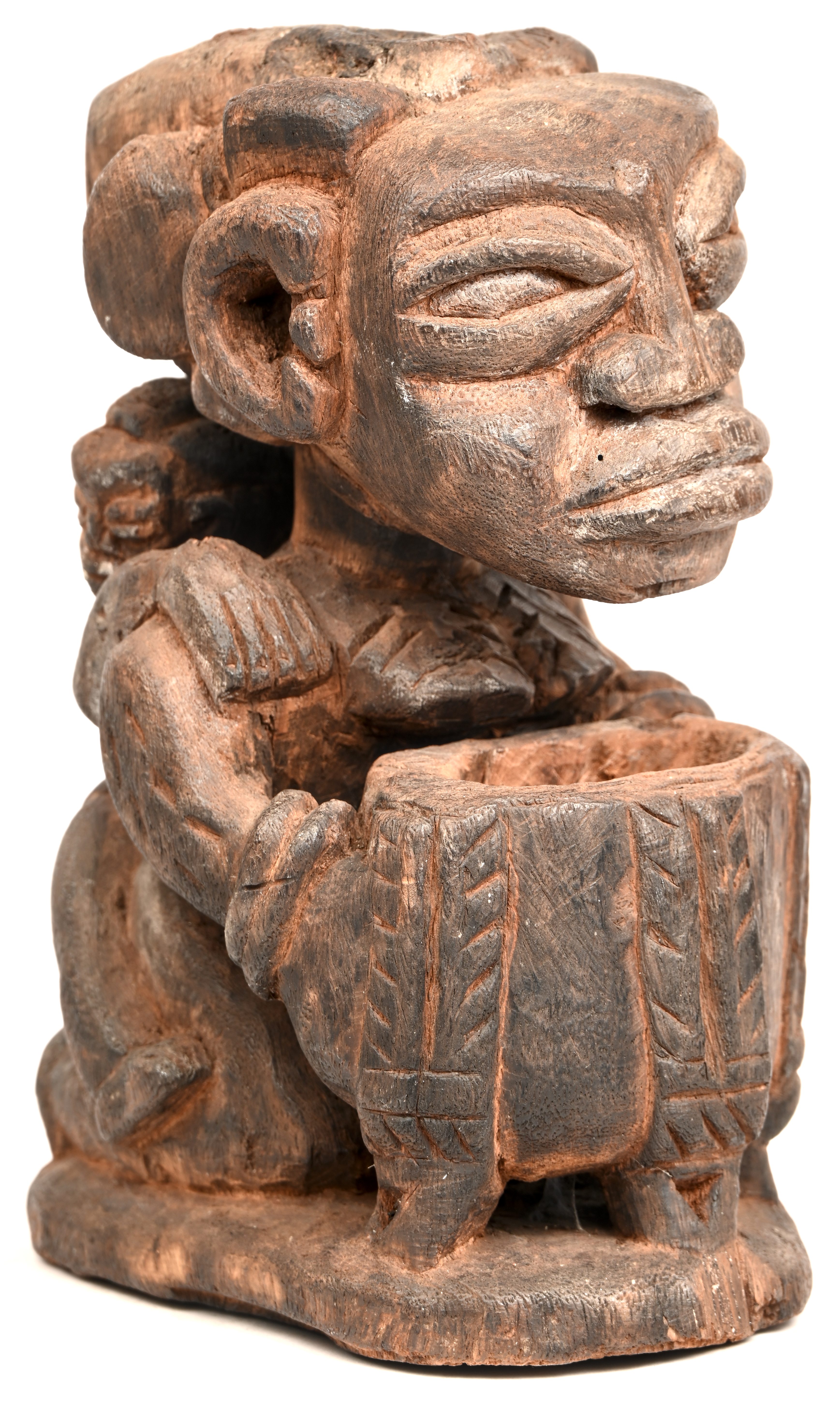 Moeder met kind, een beeldje van gesculpteerd hout. Afrikaans werk Moeder met kind, een beeldje van gesculpteerd hout. Afrikaans werk.