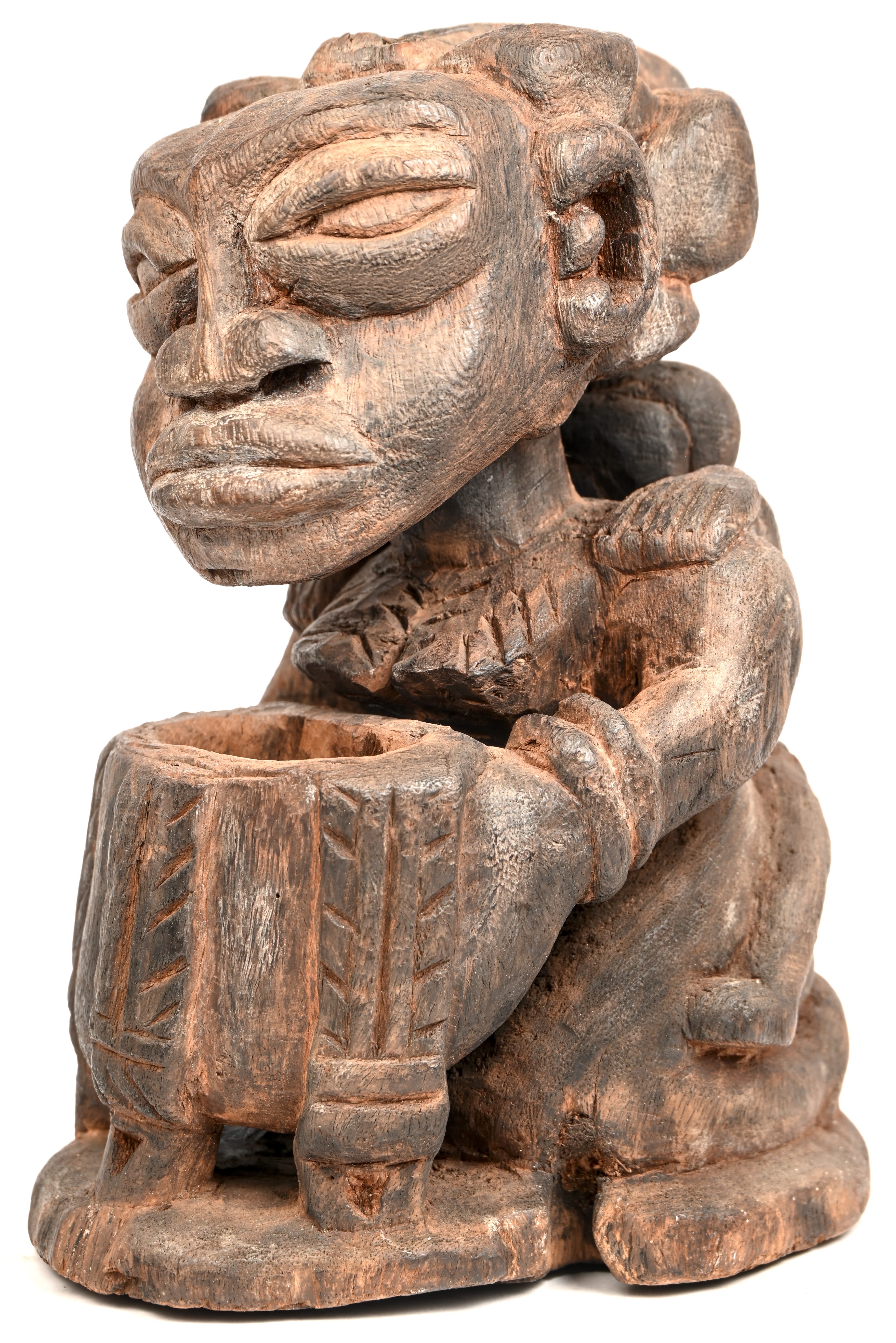 Moeder met kind, een beeldje van gesculpteerd hout. Afrikaans werk Moeder met kind, een beeldje van gesculpteerd hout. Afrikaans werk.