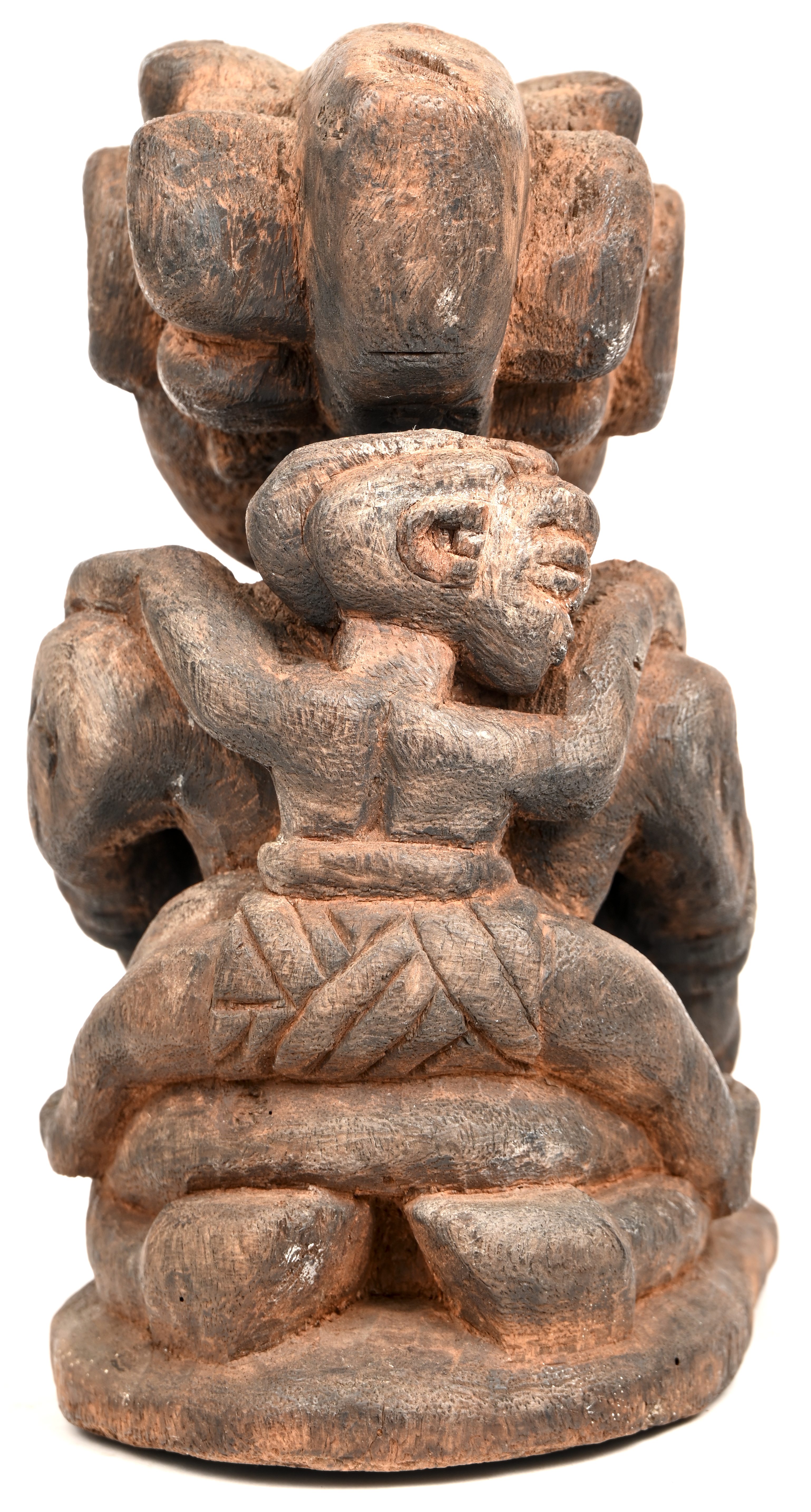 Moeder met kind, een beeldje van gesculpteerd hout. Afrikaans werk Moeder met kind, een beeldje van gesculpteerd hout. Afrikaans werk.