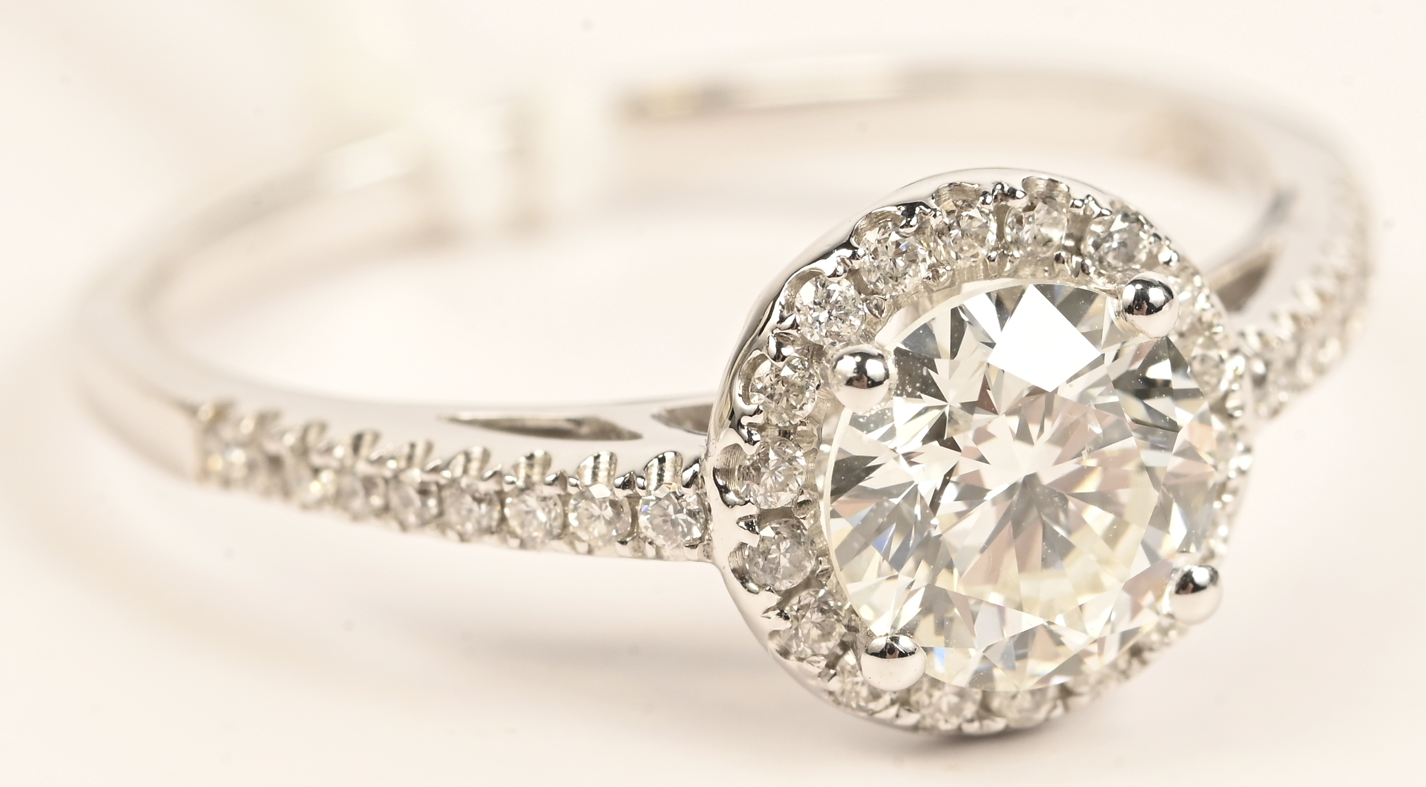 Een 18 kt witgouden ring met een centrale briljant van 1,01 ct GVS2 en briljanten met een gezamenlijk gewicht van 0,30 ct Een 18 kt witgouden ring met een centrale briljant van 1,01 ct GVS2 en briljanten met een gezamenlijk gewicht van 0,30 ct.