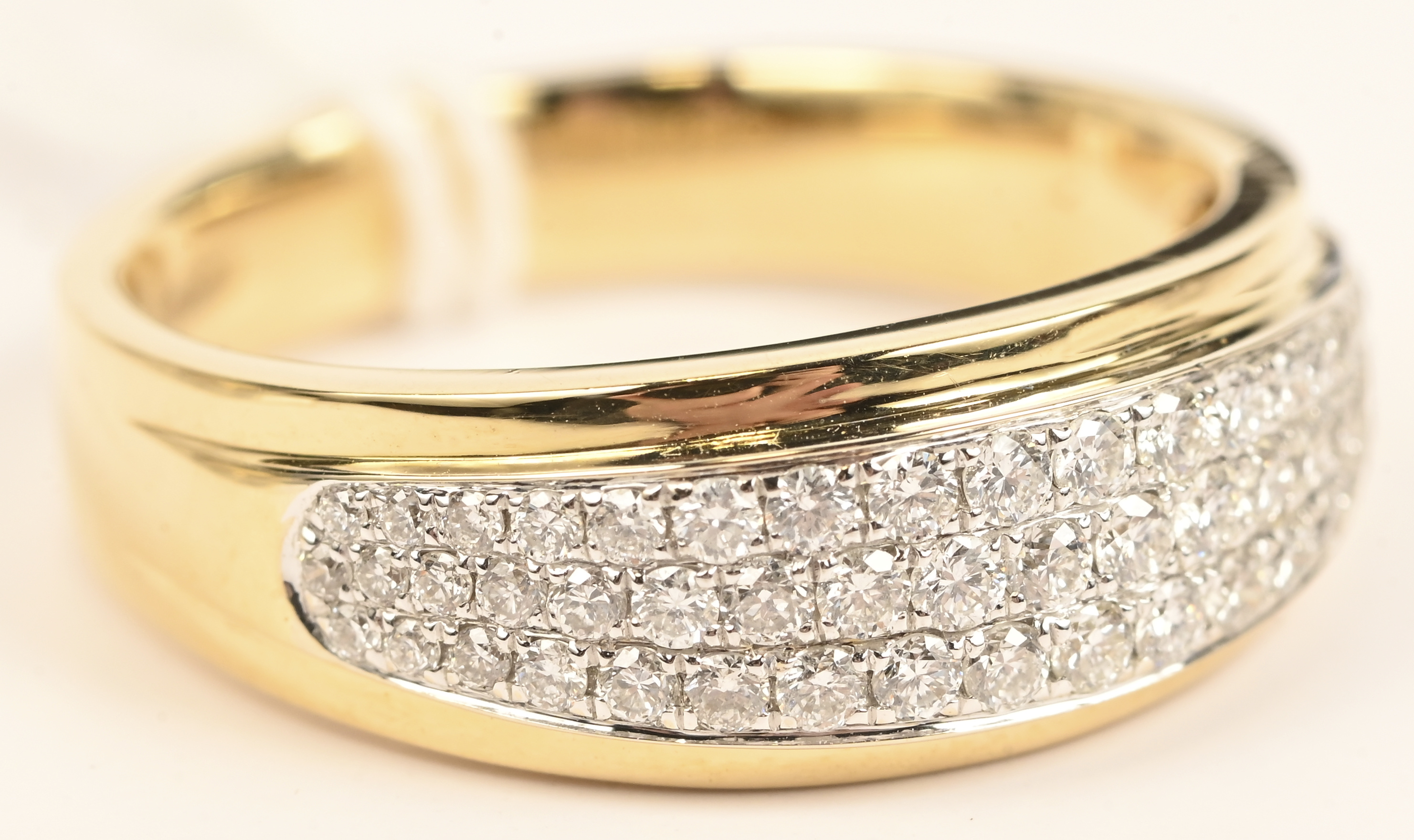 Een 18 kt geelgouden ring met briljanten met een gezamenlijk gewicht van 0,51 ct Een 18 kt geelgouden ring met briljanten met een gezamenlijk gewicht van 0,51 ct.