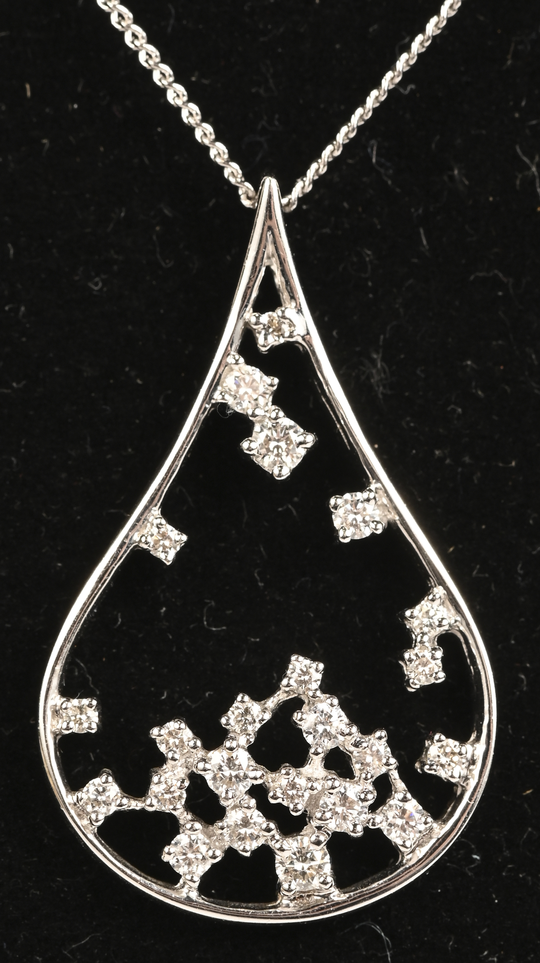 Een 18 kt witgouden ketting met hanger met briljanten met een gezamenlijk gewicht van 0,51 ct Een 18 kt witgouden ketting met hanger met briljanten met een gezamenlijk gewicht van 0,51 ct.